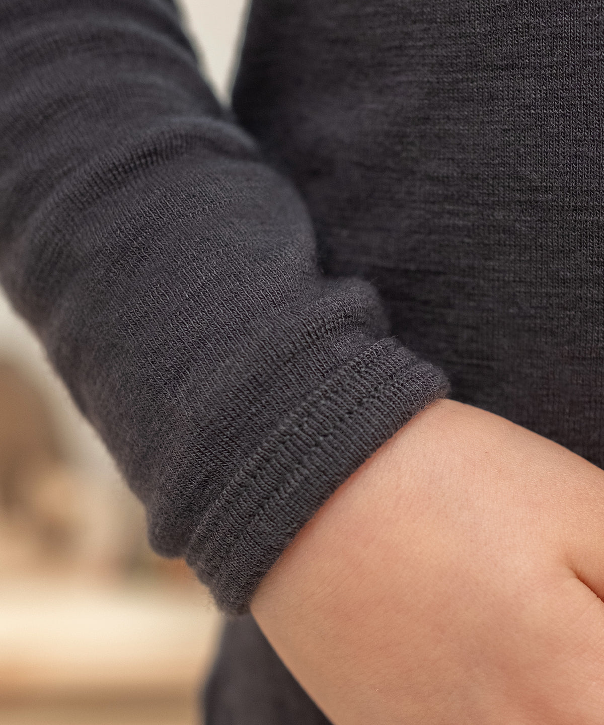Merino Longsleeve in Anthrazit Detailbild.

