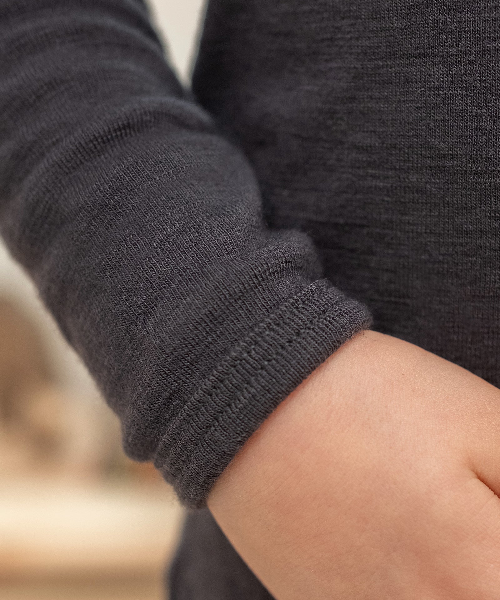 Robust und hautfreundlich*Merinowolle ist eine langlebige Naturfaser - hautfreundlich, formbeständig und temperaturausgleichend - mit anhaltender Weichheit.|Merino Longsleeve in Anthrazit Detailbild.

