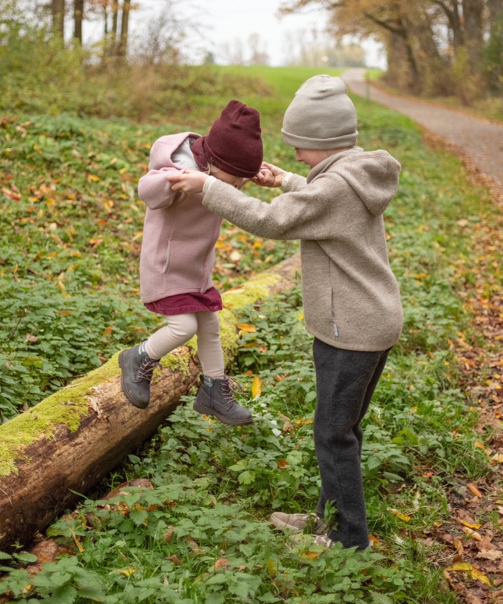 Kinder spielen draußen in Merino Unterwäsche.