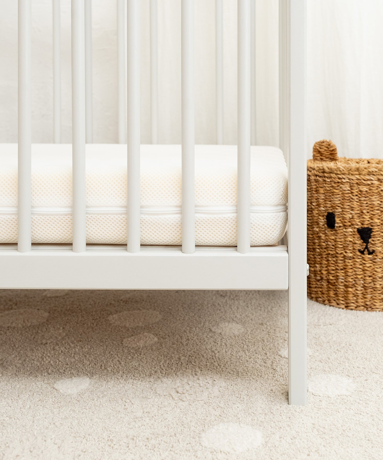 Angenehm temperiert schlafen*Der atmungsaktive Mesh-Bezug unterstützt die Luftzirkulation und trägt zu einem ausgeglichenen Schlafklima bei.|Mesh-Bezug der Babymatratze unterstützt ein angenehmes Schlafklima