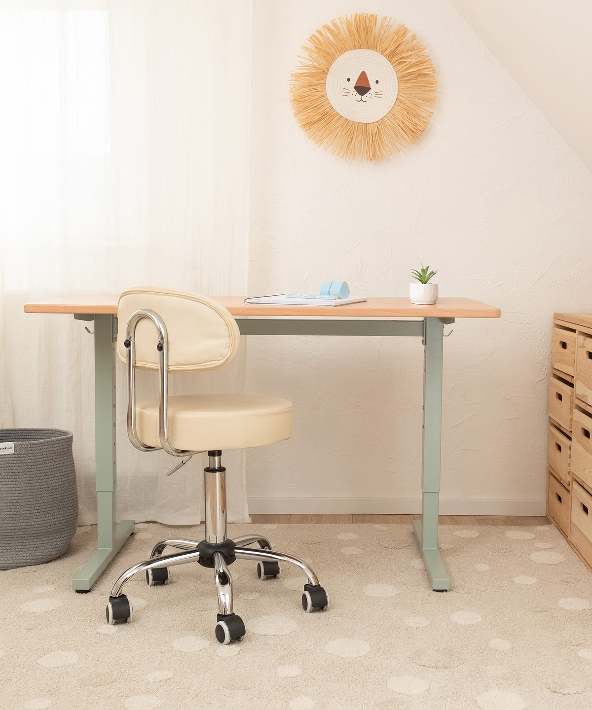 Mitwachsender Schreibtisch aus Buchenholz für Kinder und Erwachsene.