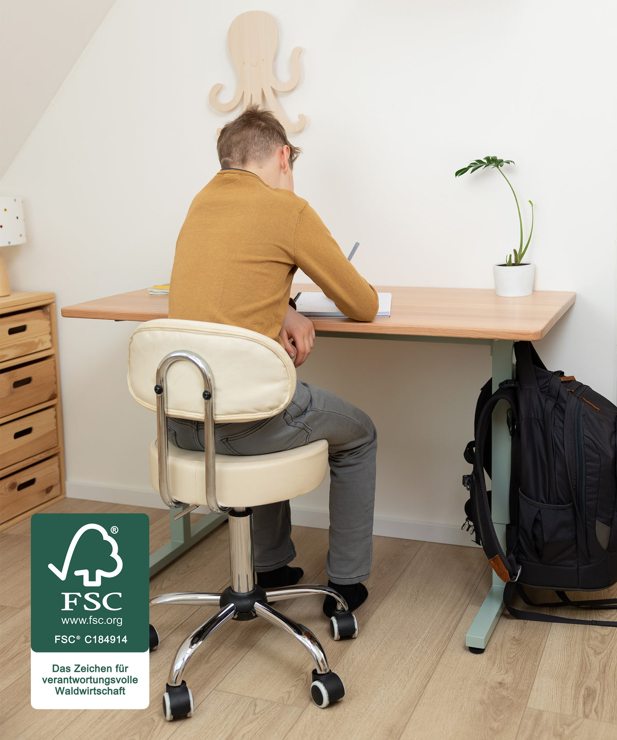 Mitwachsend & ergonomisch*Stufenweise höhenverstellbar: der Schreibtisch wächst dank einfacher Verstellung in 5-cm-Schritten (55-85 cm) mit.| Kind lernt am Schreibtisch.