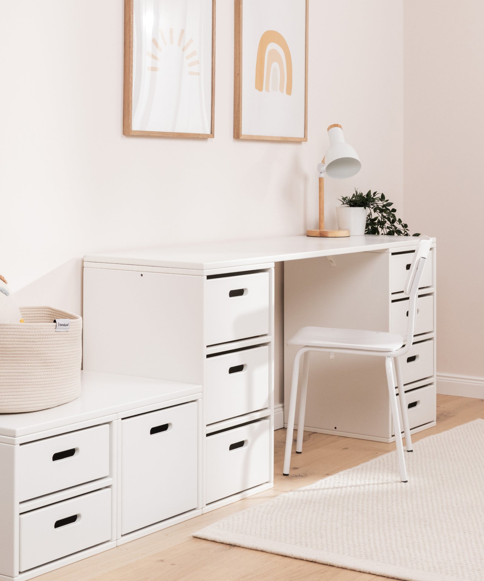 Modulare Tischplatte aus weiß lackierter Buche für Mal- und Bastelplatz im Kinderzimmer