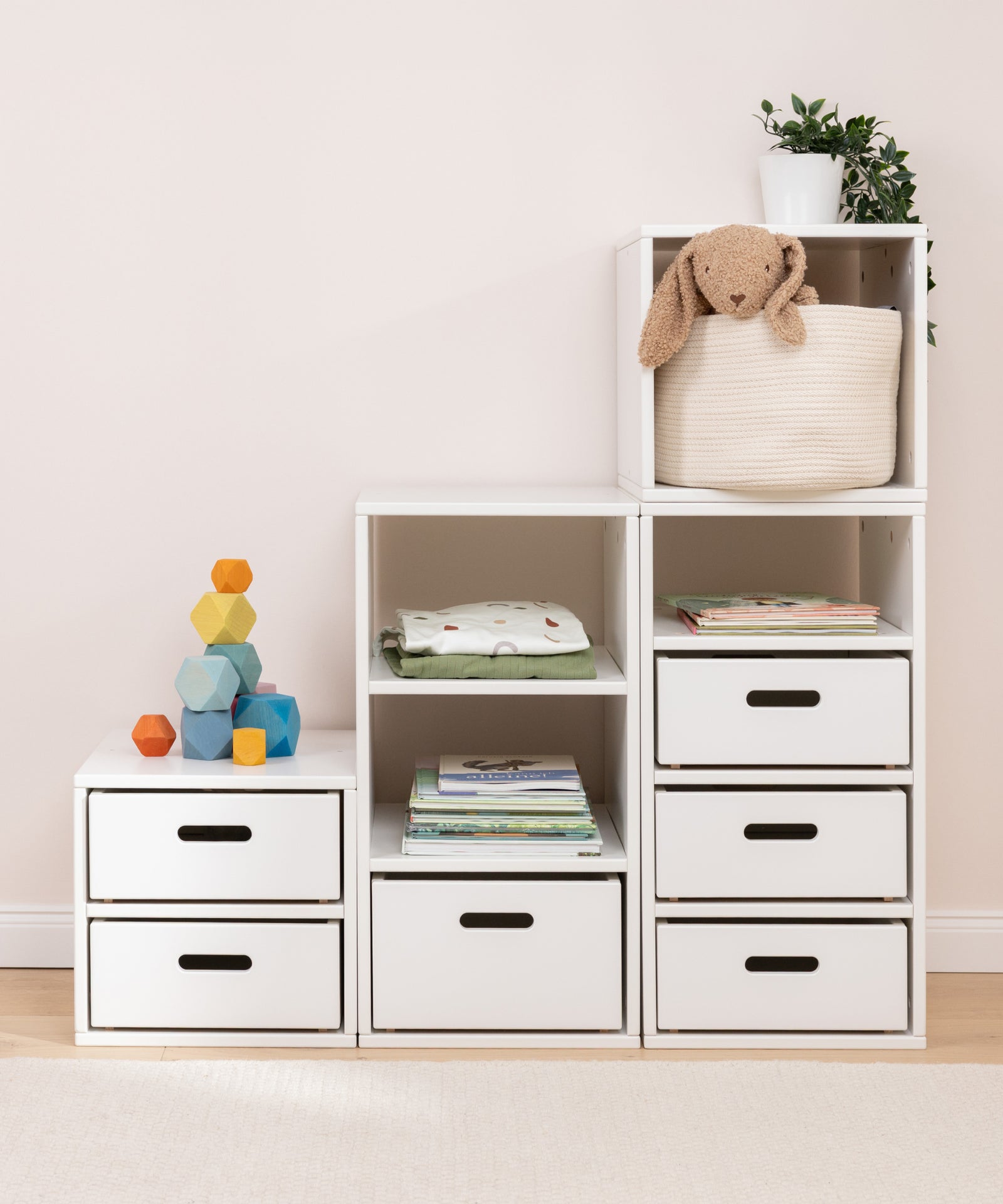 Modulares Kinderzimmer-Regal aus weiß lackiertem Buchenholz mit flexiblen Boxen