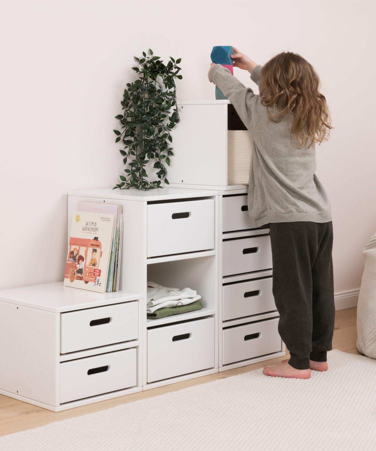 Modulares System*Mehrere Elemente lassen sich kombinieren und wachsen mit den Bedürfnissen im Kinderzimmer.|Modulares Regalsystem in Weiß mit kombinierbaren Elementen