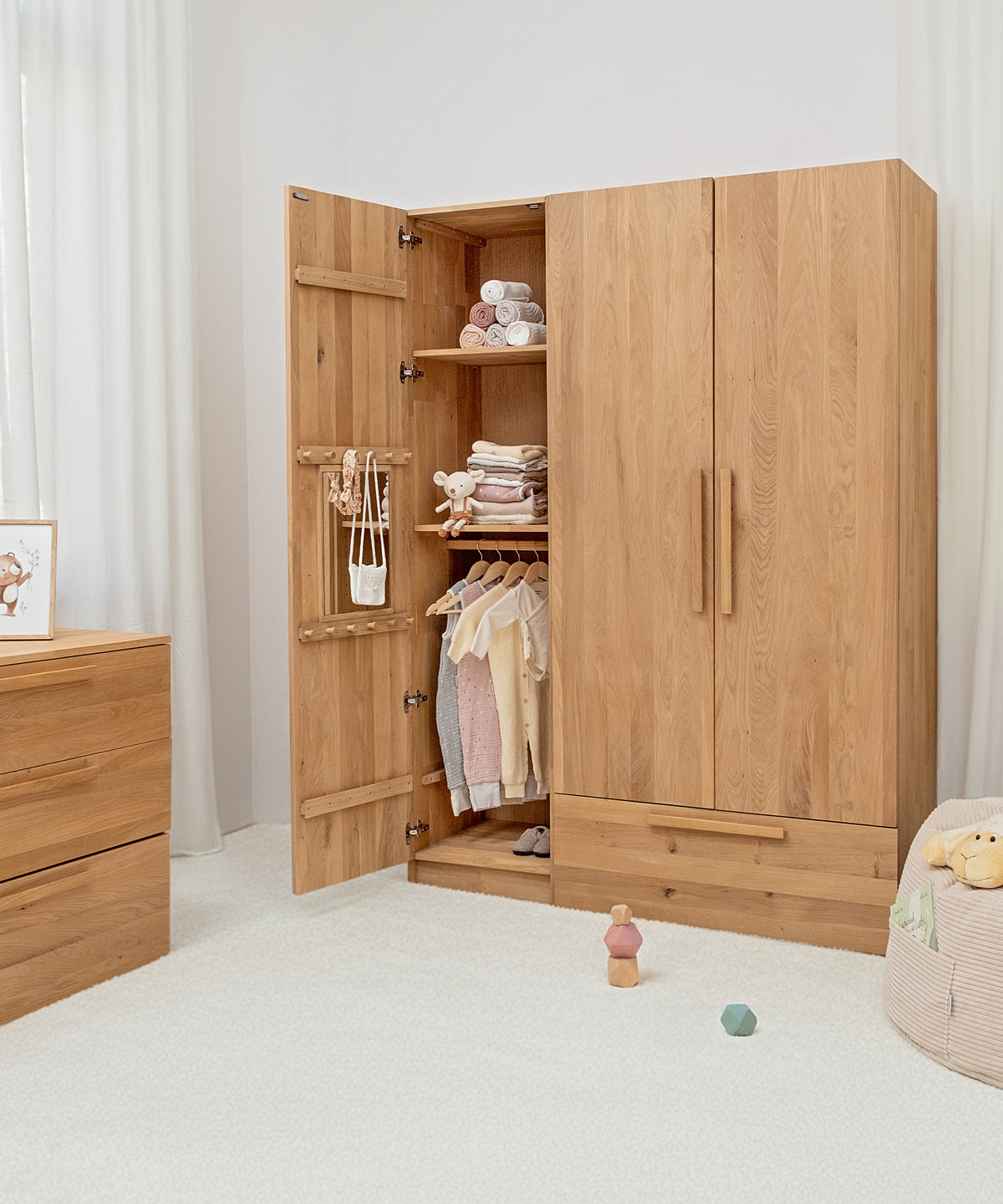 Modulares System*Teil des Linia Schranksystems - lässt sich kombinieren, erweitern und an den Alltag deiner Familie anpassen.|Der 50-cm-Schrank kann als modulare Erweiterung des 100-cm-Schranks genutzt werden.