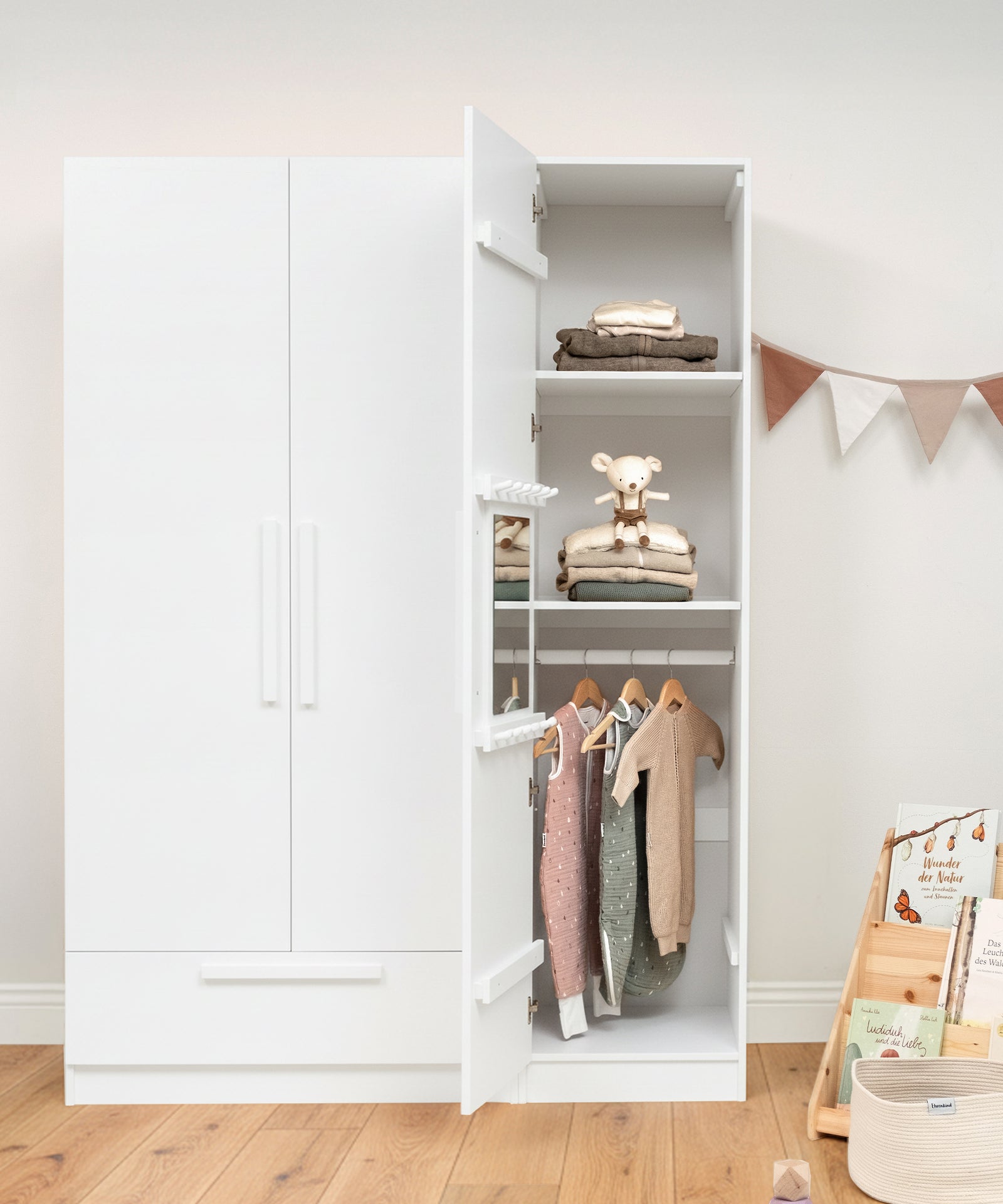 Modulares System*Teil des Linia Schranksystems - lässt sich kombinieren, erweitern und an den Alltag deiner Familie anpassen.| Der 50-cm-Schrank kann als modulare Erweiterung des 100-cm-Schranks genutzt werden.