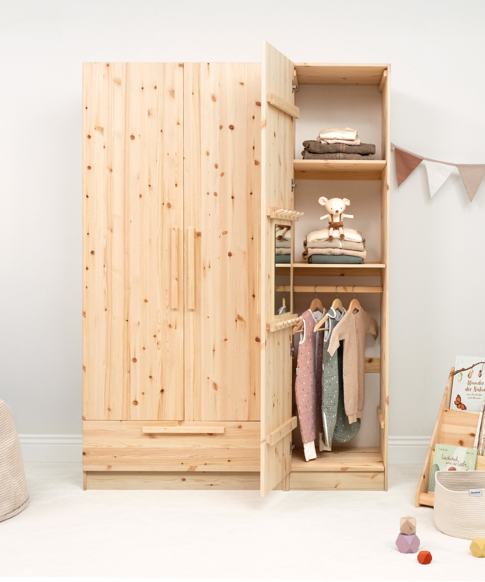 Modulares System*Teil des Linia Schranksystems - lässt sich kombinieren, erweitern und an den Alltag deiner Familie anpassen.| Der 50-cm-Schrank kann als modulare Erweiterung des 100-cm-Schranks genutzt werden.