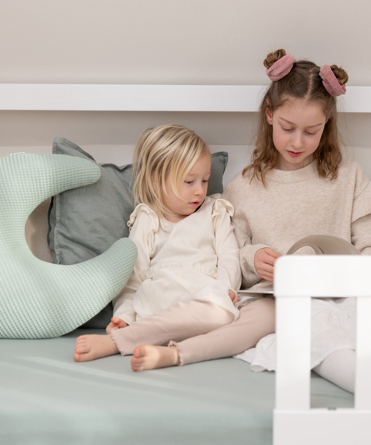 Mondförmiges Kuschelkissen als perfekter Begleiter beim Lesen und Kuscheln