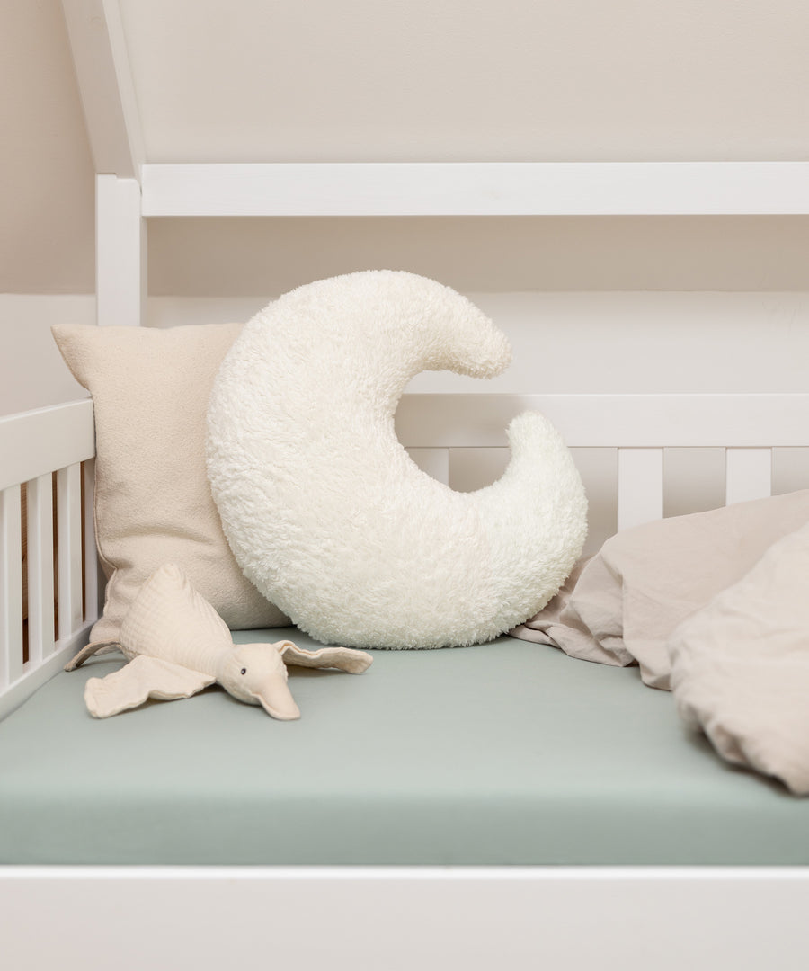 Kuschelkissen in Mondform aus Teddystoff als natürliche Kinderzimmer-Deko.