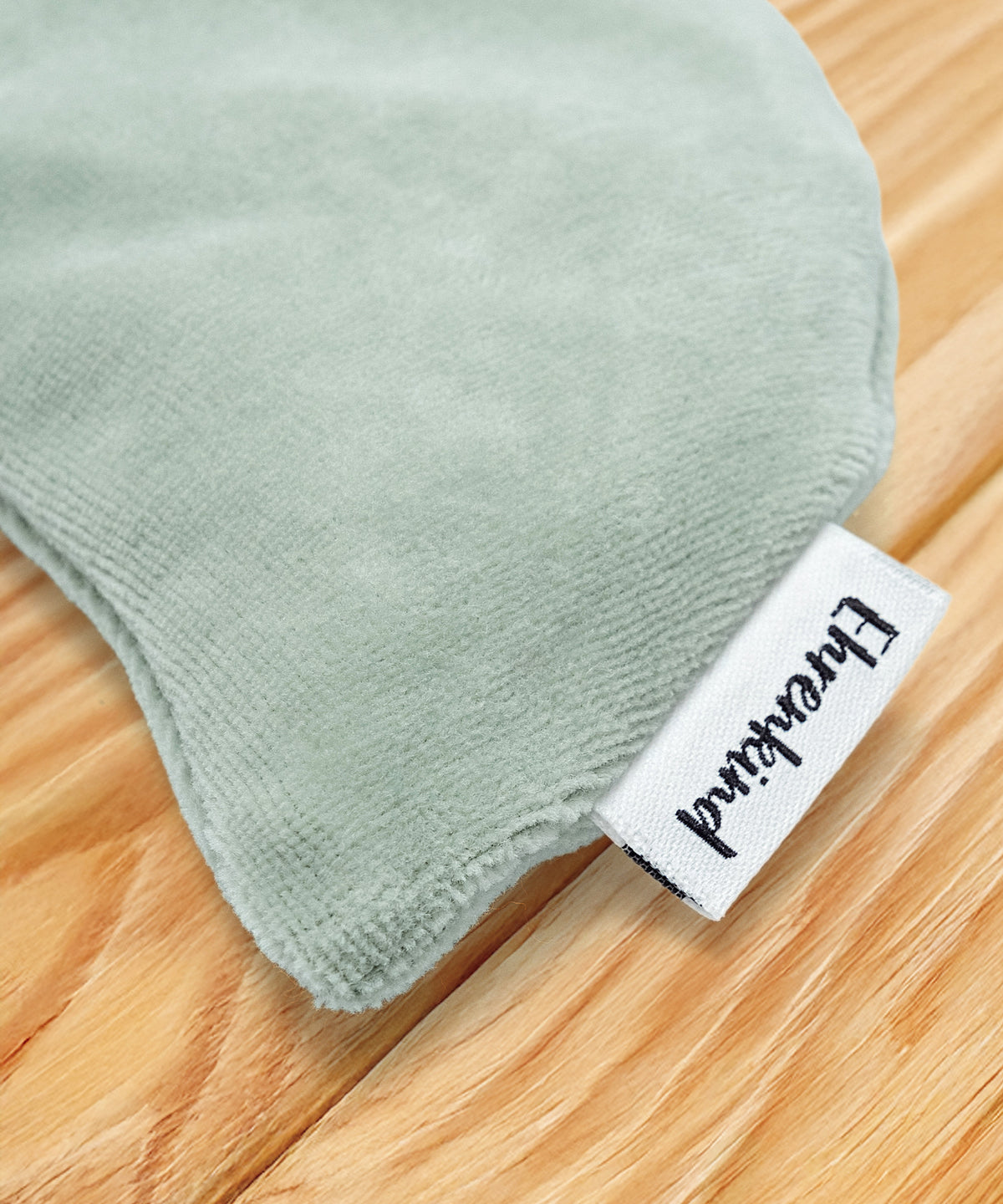 Gemacht für zarte Kinderhaut*Das Kissen aus 100 % Bio-Baumwolle mit waschbarem Bezug ist anschmiegsam und besonders sanft zu empfindlicher Babyhaut.| Nahaufnahme Kirschkernkissen Mond Jade.