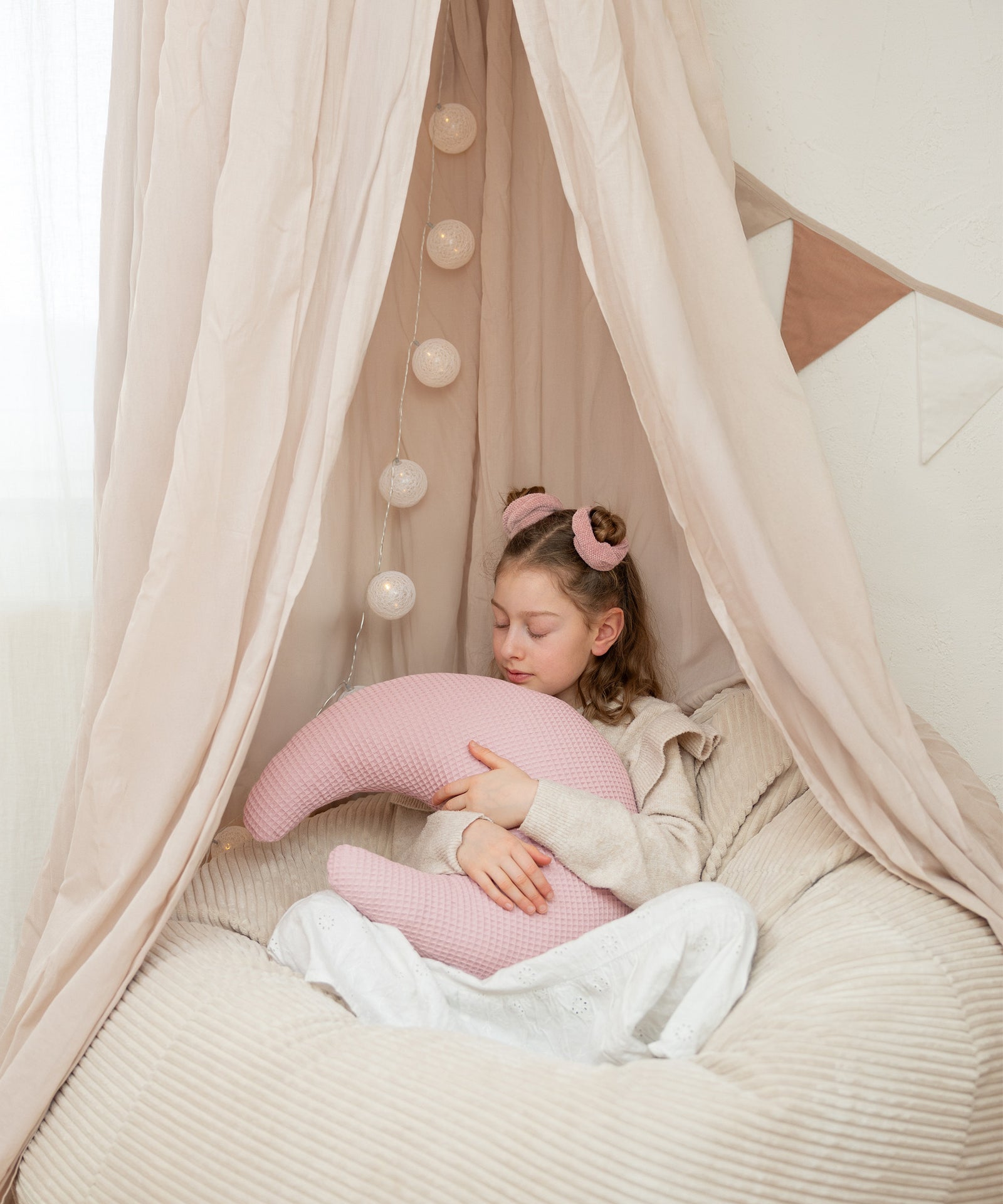 Mondförmiges Kuschelkissen aus Waffelpiqué.