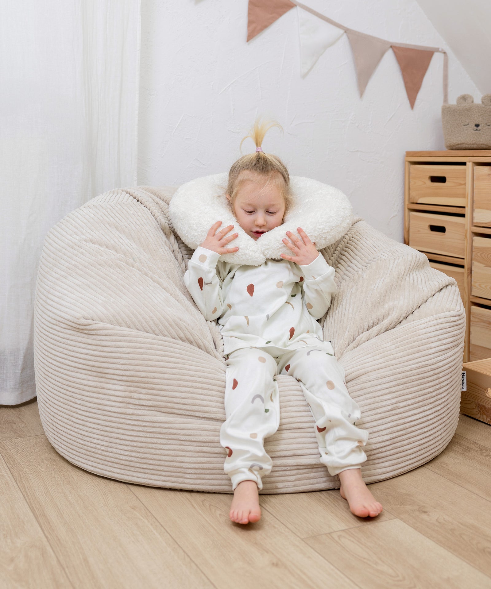 Verantwortungsvoll produziert*Schadstoffgeprüfte Materialien und sorgfältige Verarbeitung - mit Liebe in Europa hergestellt für langlebige, natürliche Qualität.|Kuschelkissen in Mondform aus hochwertigen Materialien.