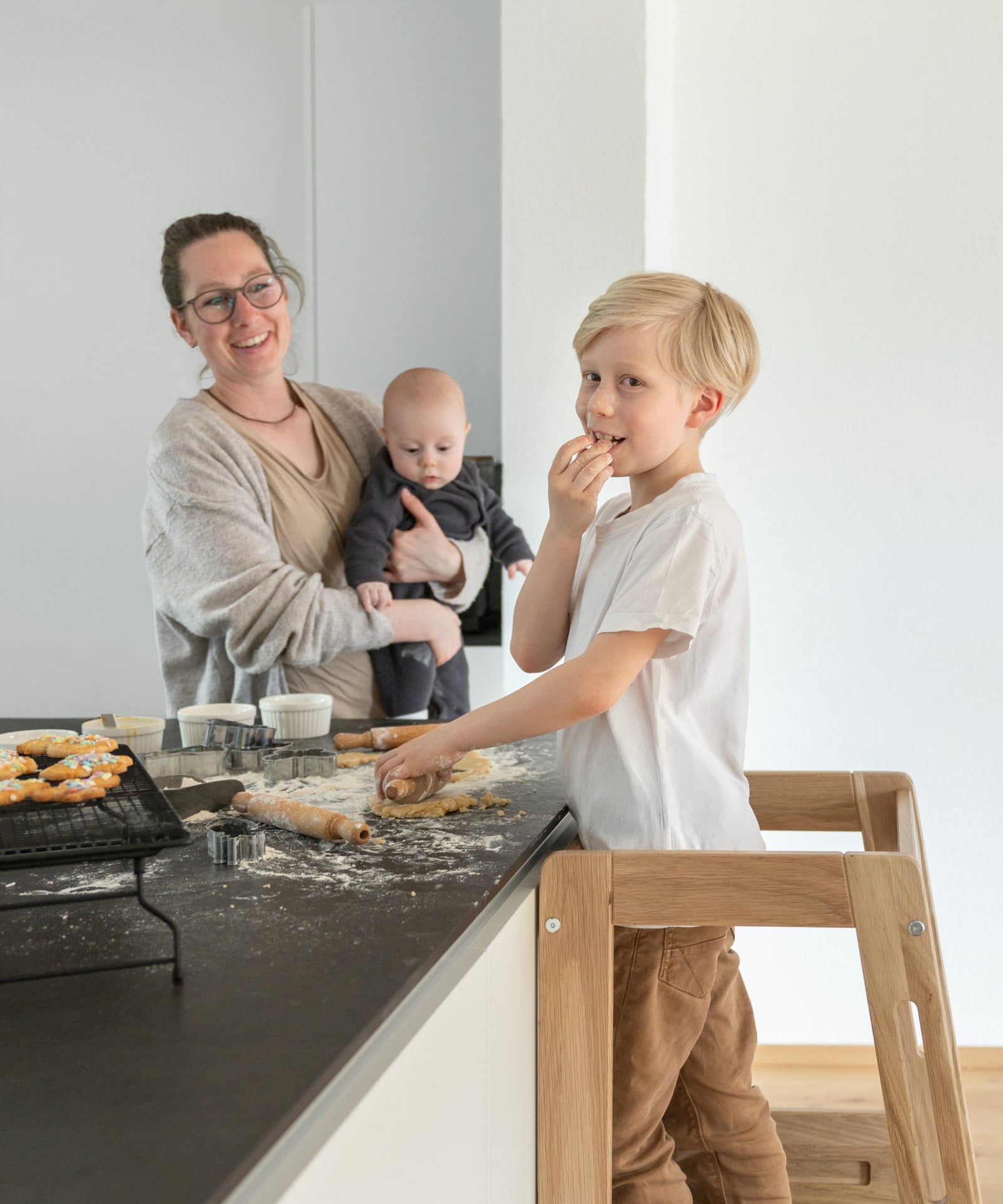 Von Montessori inspiriert*Mit dem Montessori-Möbelstück kann dein Kind Küche, Esstisch oder Waschbecken sicher erreichen und Neues entdecken.| Lernturm aus Eiche ermöglicht sicheres Mithelfen in der Küche.