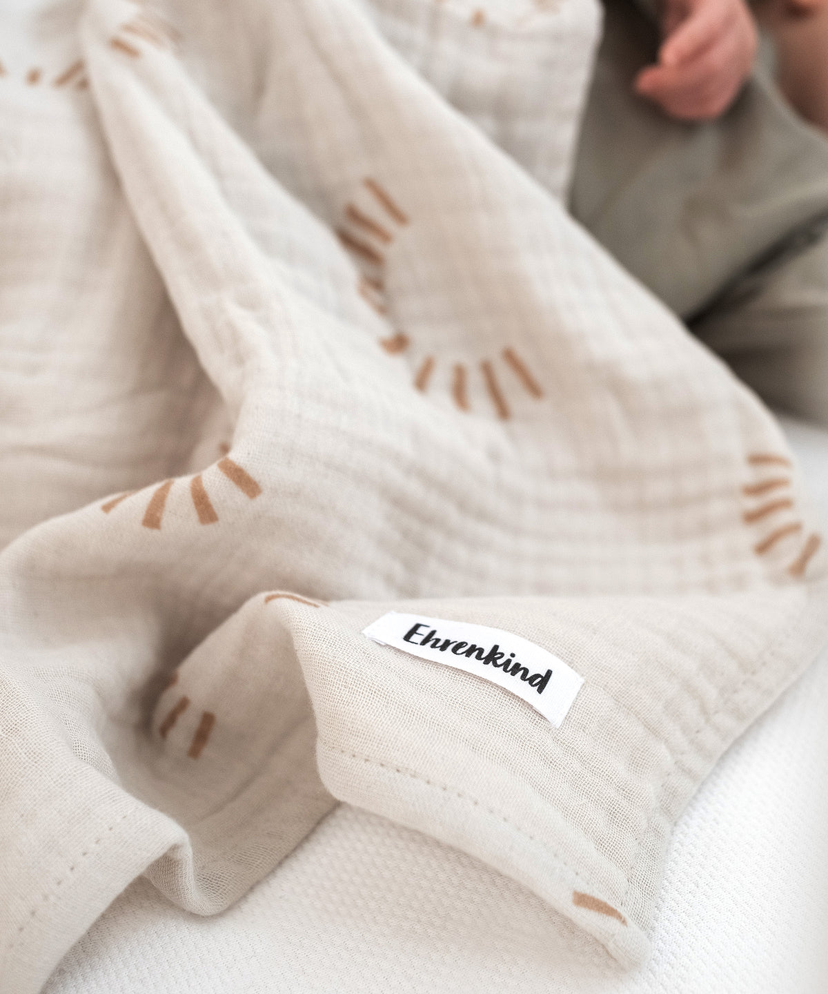  Mulltuch in Beige mit Muster.