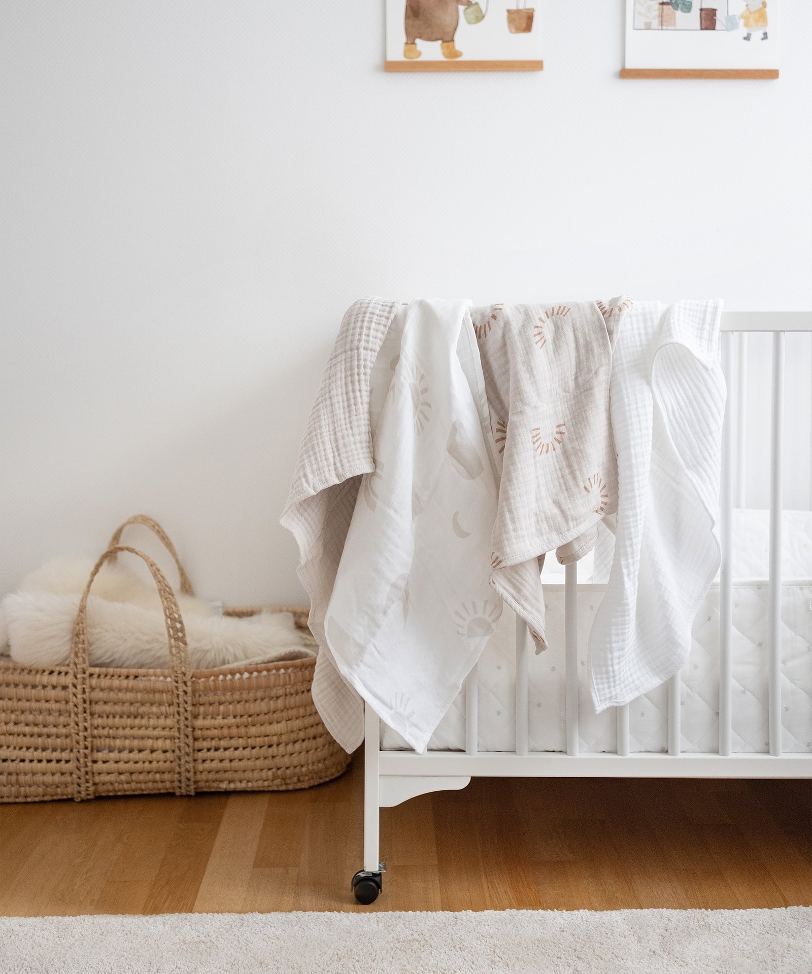 Mulltücher-Set Beige hängen über Gitterbett.