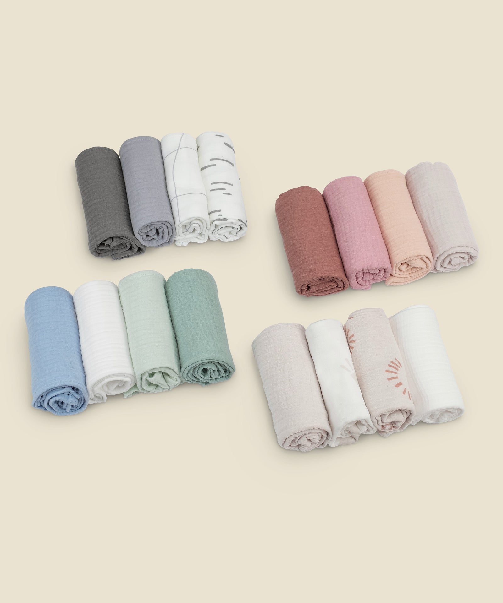 In vier schönen Varianten*Damit du immer eine saubere Mullwindel griffbereit hast, erhältst du sie im praktischen Set in 4 verschiedenen Farbvarianten.|Mulltücher-Sets in 4 Farbvariationen.