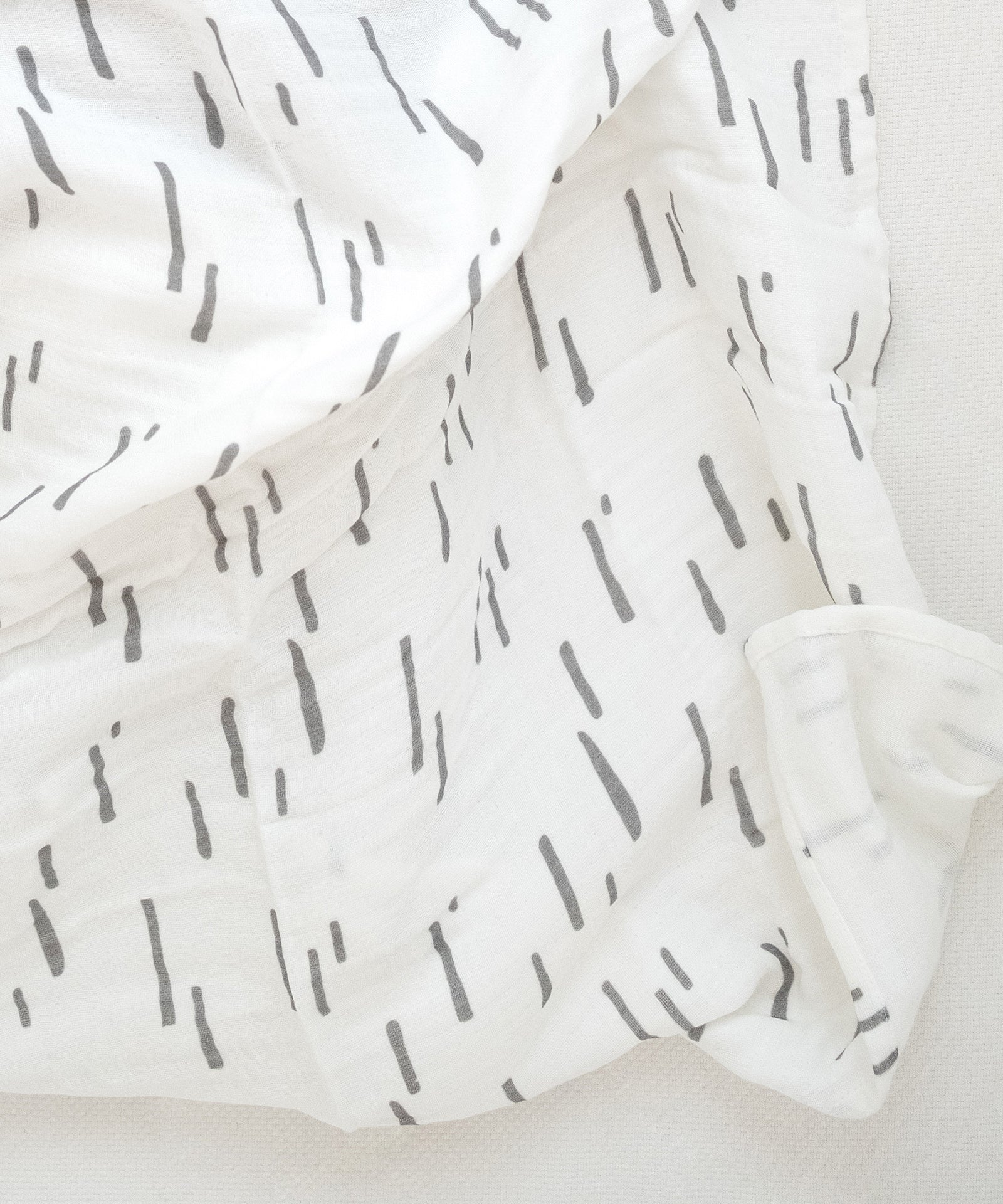 Mullwindel mit Strichmuster aus Farbvariation Grau.