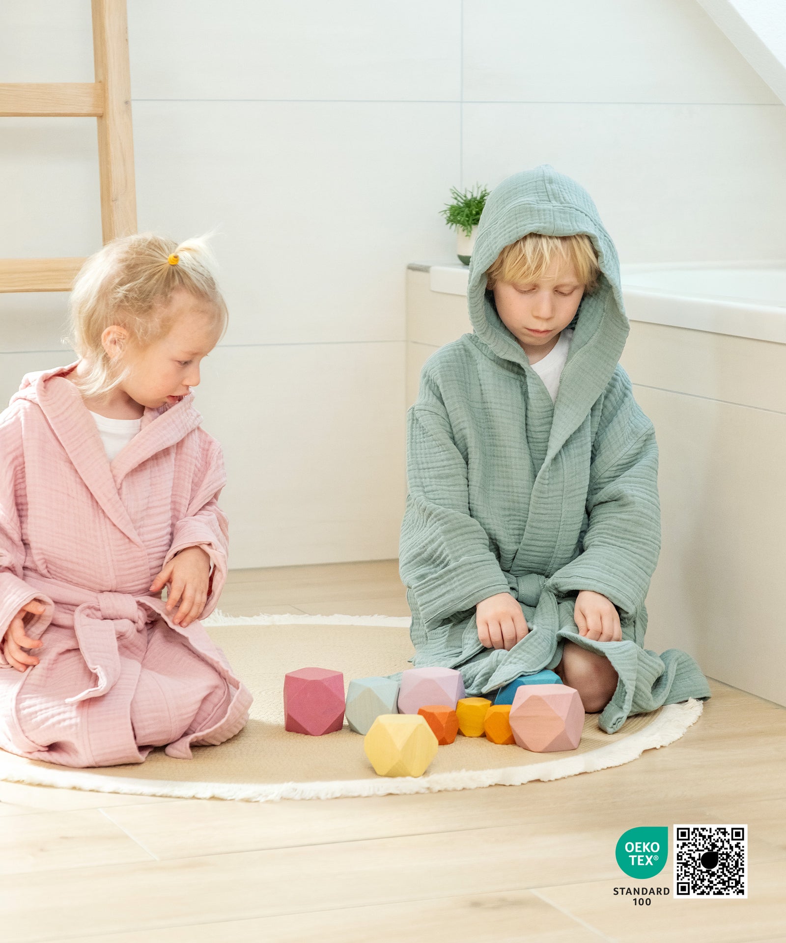 Spielend leicht zu tragen*Nach dem Bad wird weitergespielt: Der weiche Musselin hält warm und trocken, ohne einzuengen - ideal für kleine Abenteurer.|Musselin Bademantel für Kinder ist OEKO-TEX STANDARD 100 zertifiziert.