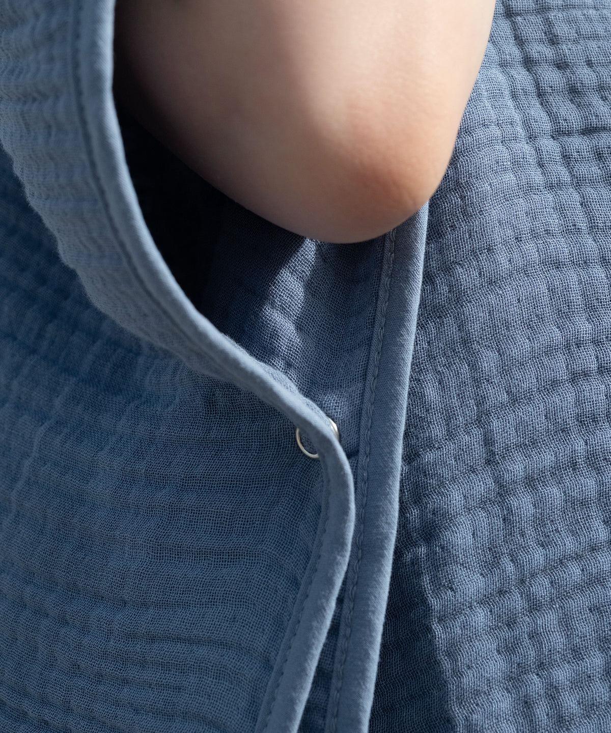 Druckknopf Detail Musselin Badeponcho.