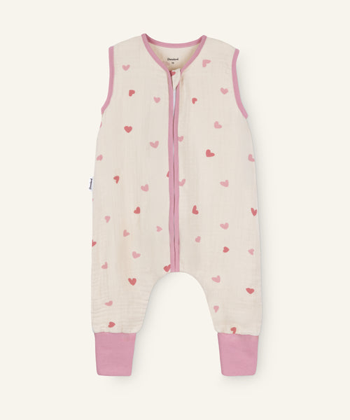 Musselin-Schlafsack mit Beinen 0.5 TOG in Natur mit Herzen.