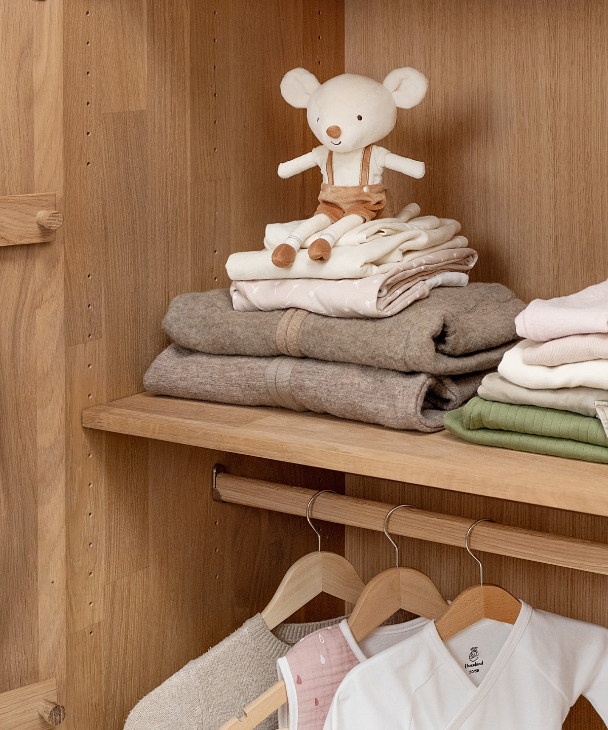 Ordnung im Kinderzimmer*Zwei höhenverstellbare Einlegeböden und eine Kleiderstange bieten Platz für Kleidung, Spielsachen und Lieblingsstücke.|Höhenverstellbare Einlegeböden und eine Kleiderstange bieten vielseitigen Stauraum.