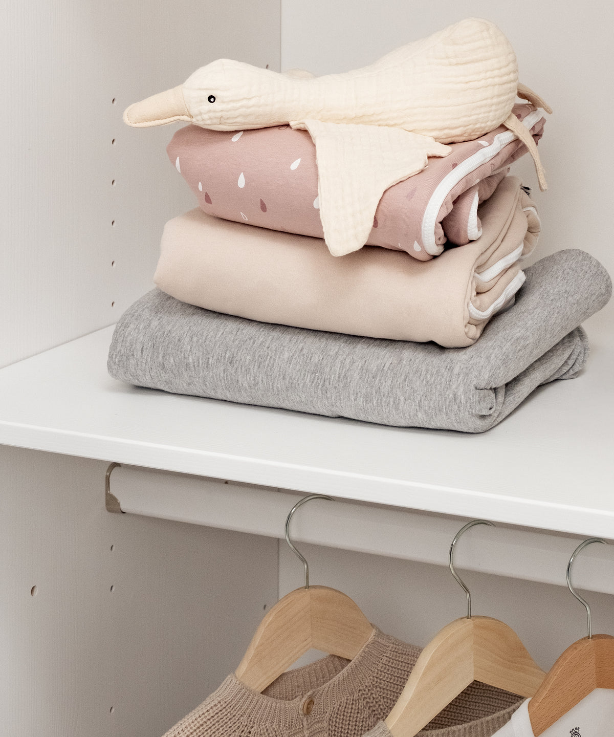 Ordnung im Kinderzimmer*Zwei höhenverstellbare Einlegeböden und eine Kleiderstange bieten Platz für Kleidung, Spielsachen und Lieblingsstücke.| Höhenverstellbare Einlegeböden und eine Kleiderstange bieten vielseitigen Stauraum.