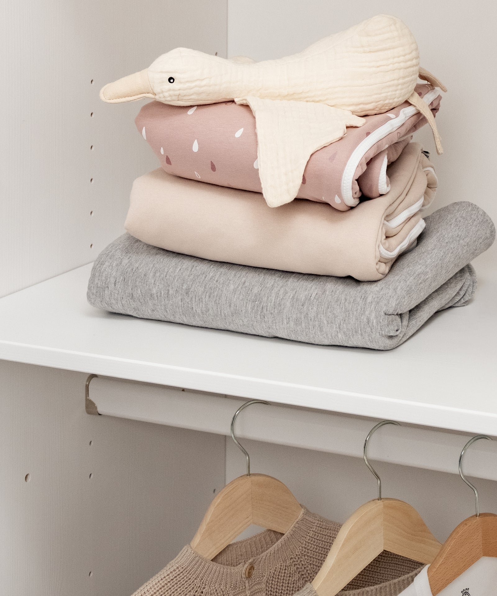 Ordnung im Kinderzimmer*Zwei höhenverstellbare Einlegeböden und eine Kleiderstange bieten Platz für Kleidung, Spielsachen und Lieblingsstücke.| Höhenverstellbare Einlegeböden und eine Kleiderstange bieten vielseitigen Stauraum.