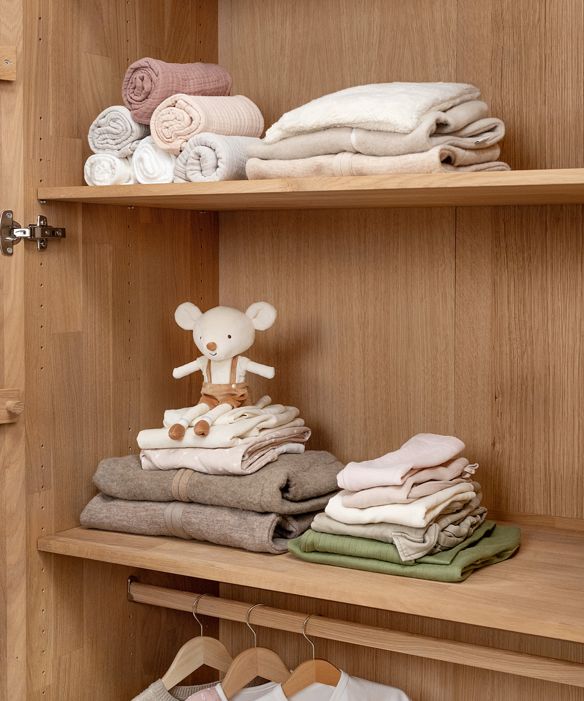 Ordnung mit System*Zwei Einlegeböden und eine Kleiderstange schaffen übersichtlichen Stauraum - Kleidung, Bücher und Spielsachen immer gut sortiert.|Höhenverstellbare Einlegeböden und eine Kleiderstange bieten vielseitigen Stauraum.