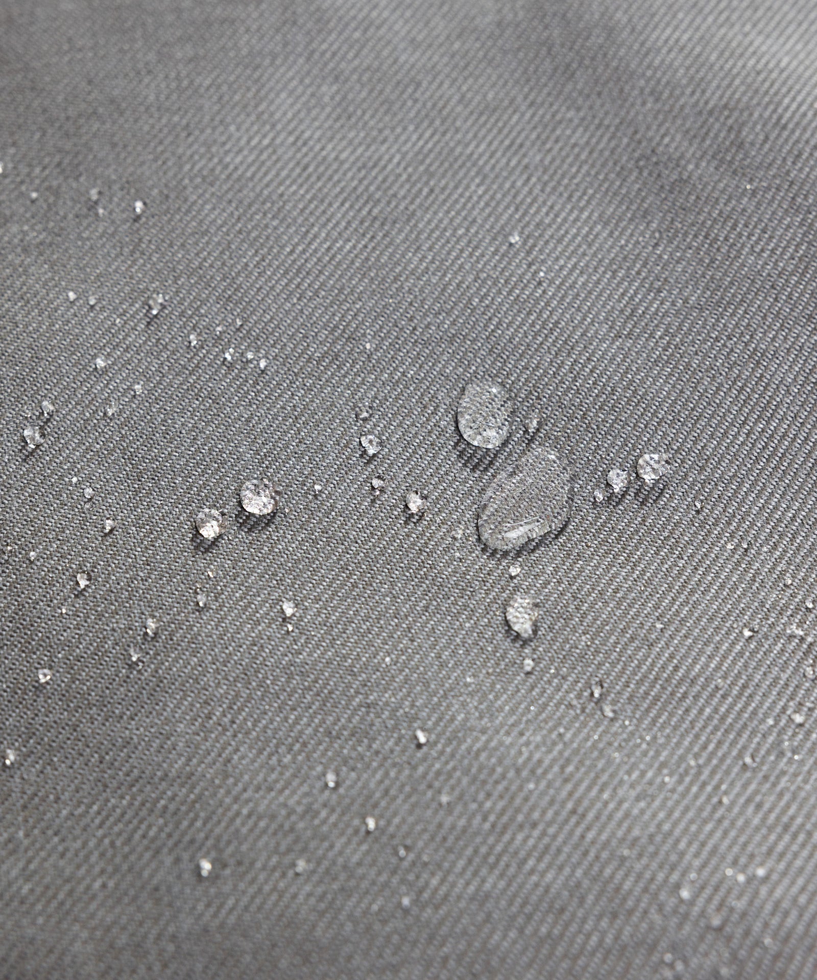 Wasserabweisend & robust*Der hochwertige Bezug ist wasserabweisend, UV-beständig und schimmelresistent - ideal für den Außenbereich.|Wasserabweisender Stoff des Outdoor Sitzsacks im Detail.