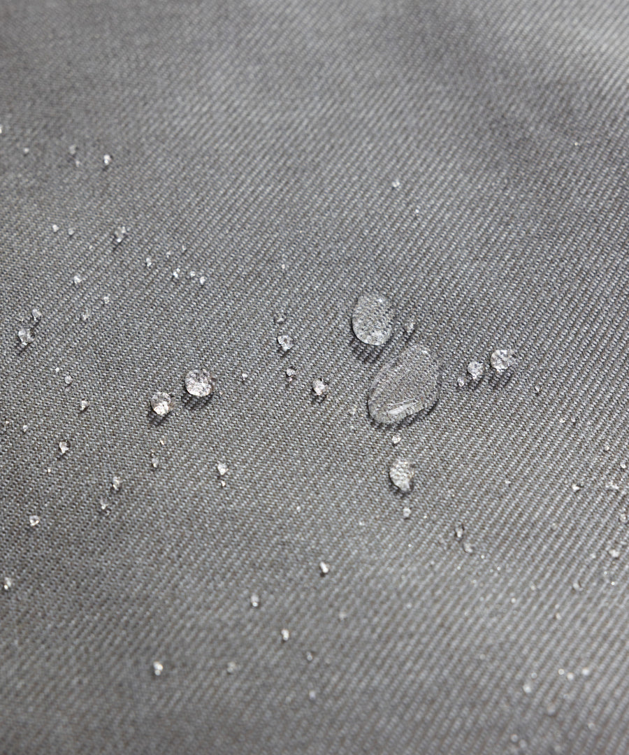 Wasserabweisend & robust*Der hochwertige Bezug ist wasserabweisend, UV-beständig und schimmelresistent - ideal für den Außenbereich.|Wasserabweisender Stoff des Outdoor Sitzsacks im Detail.