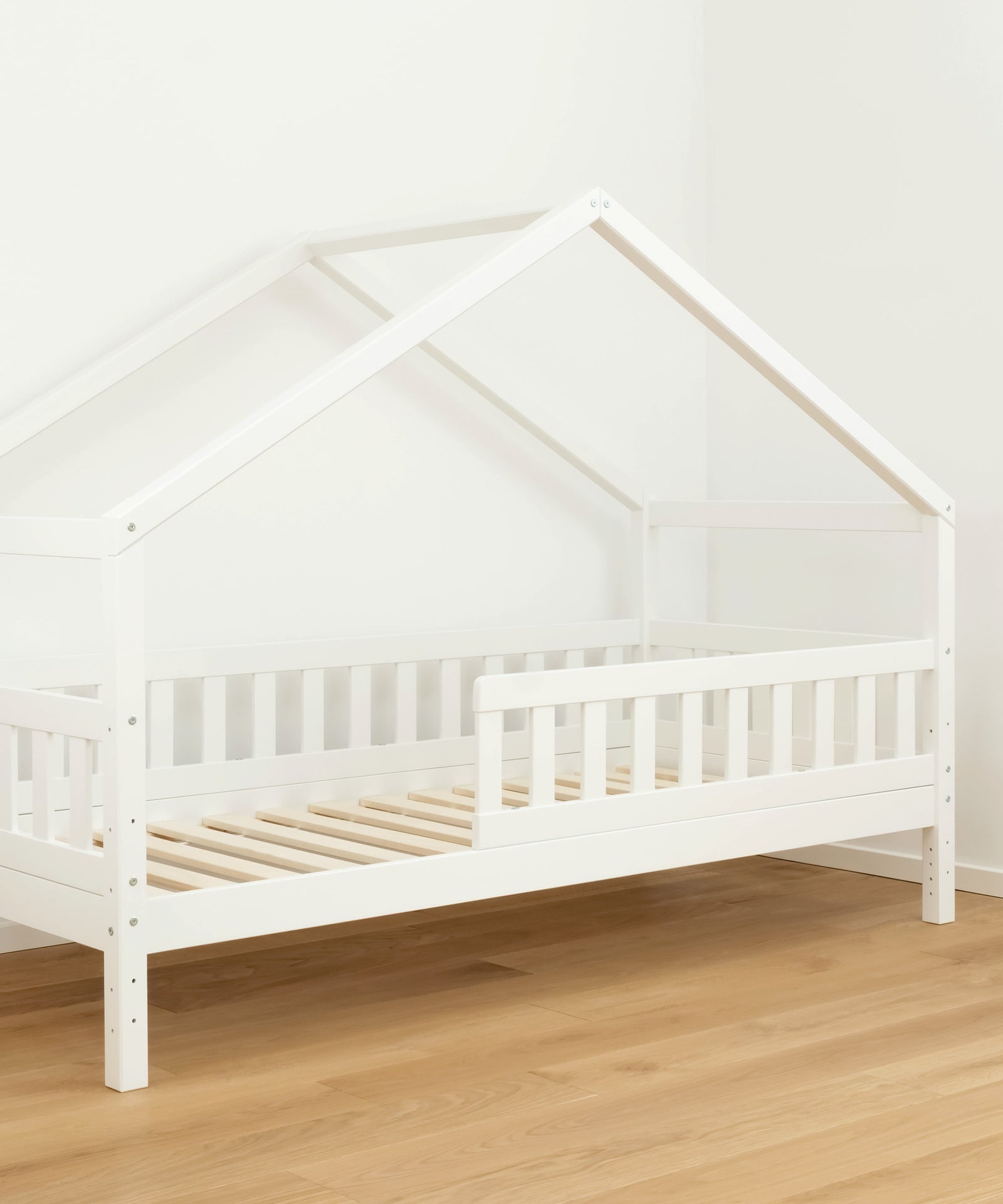 Panorama Hausbett ohne Matratze und Dekoration.