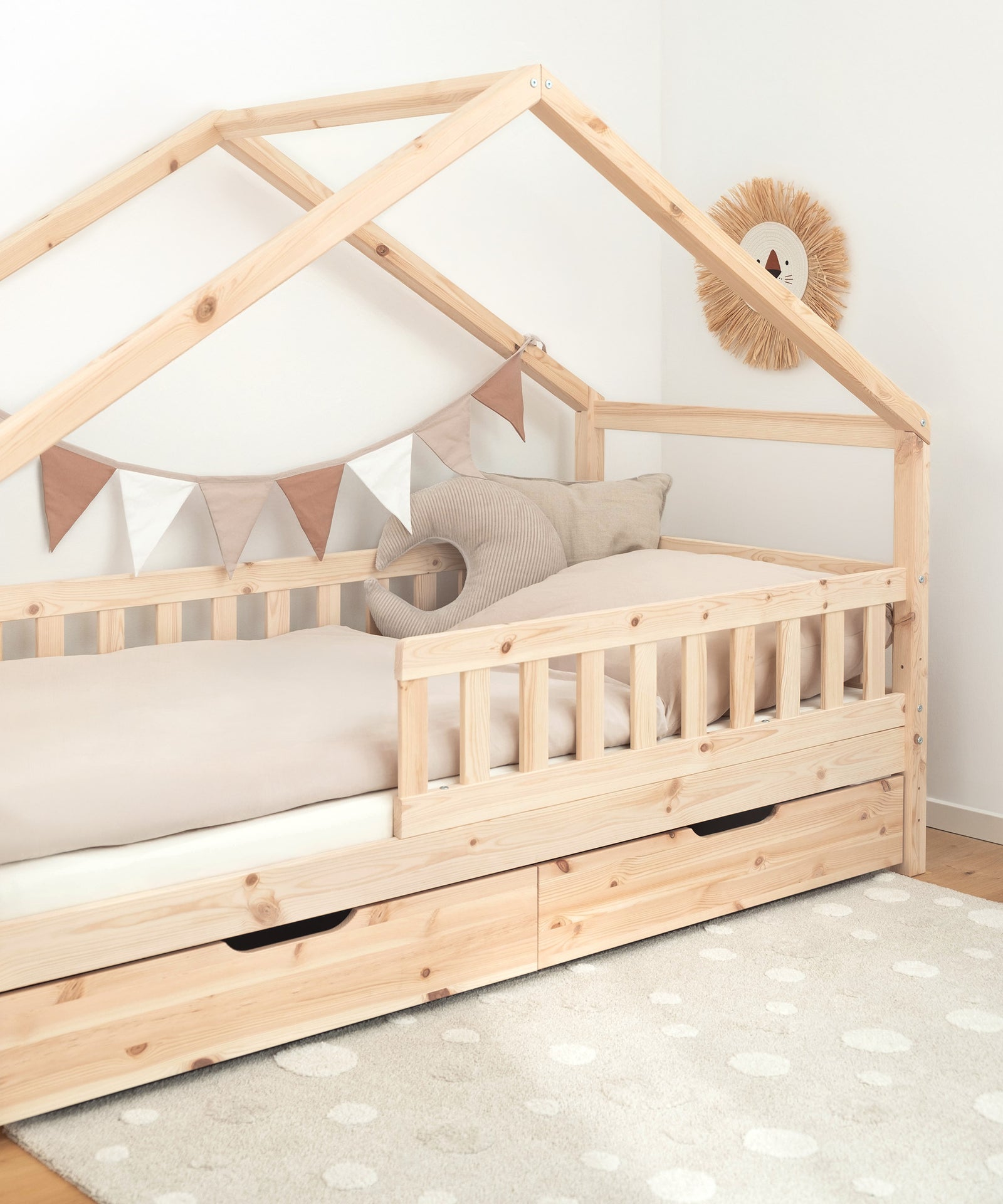 Gemütliche Kuschelecke*Ob zum Kuscheln oder Träumen - das Hausbett wird mit Lichterketten oder Vorhängen zur gemütlichen Wohlfühloase.| Panorama Hausbett Kiefer Natur mit Deko und Bettwäsche.