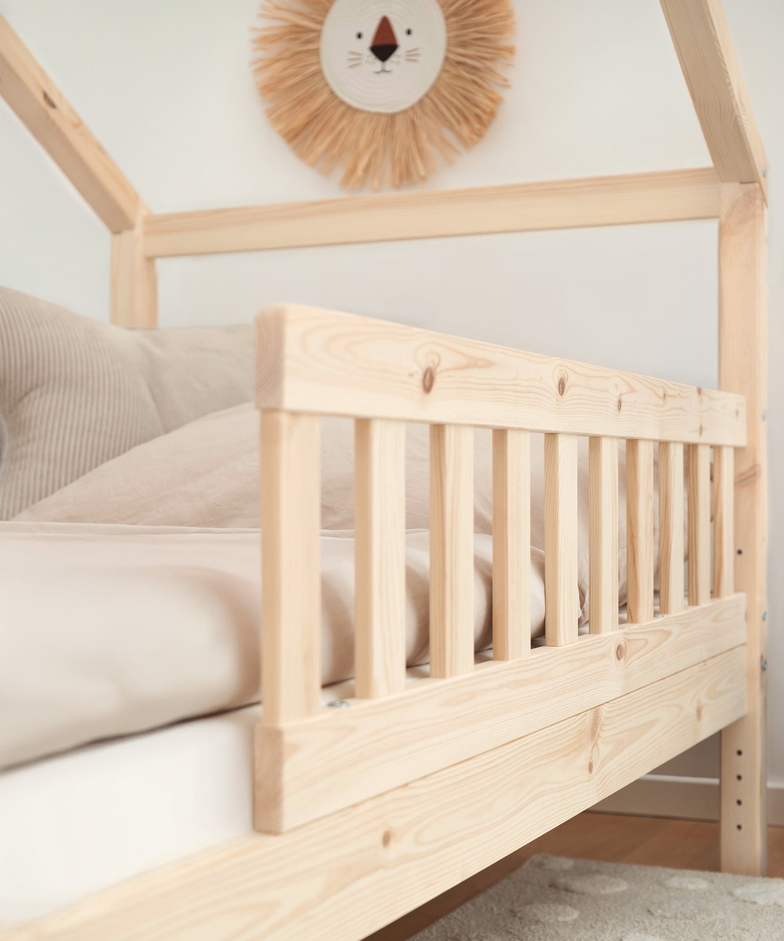 Langlebiges Design*Aus FSC®- zertifiziertem Holz gefertigt, ist das Panorama Hausbett besonders robust und bleibt lange ein gemütlicher Rückzugsort.| Panorama Hausbett Kiefer Natur mit Rausfallschutz.