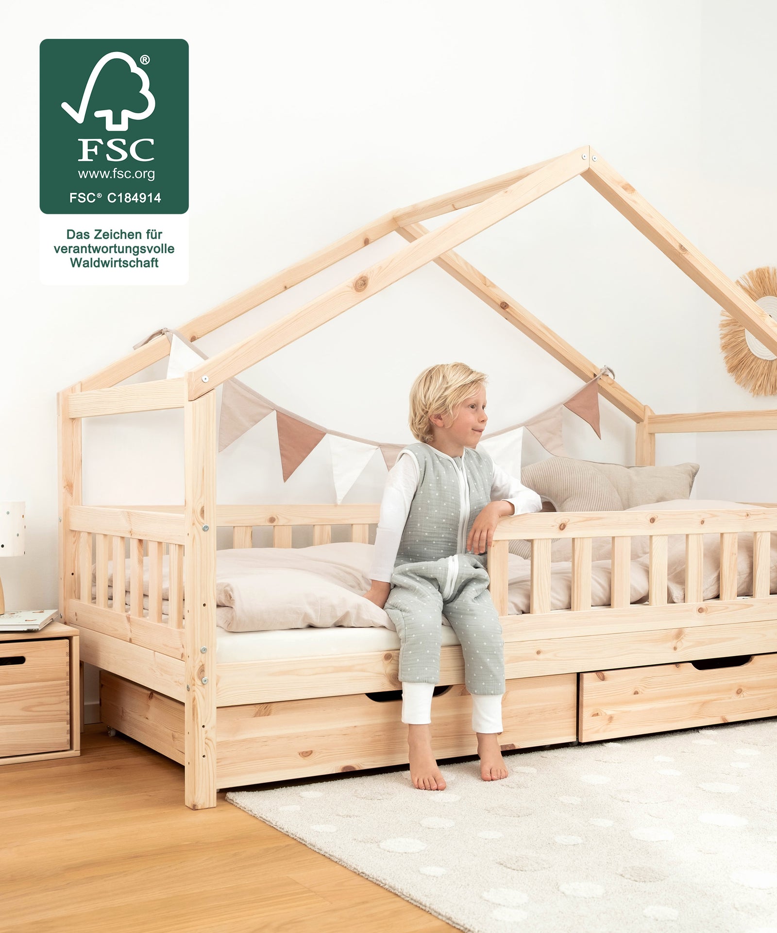 Höhenverstellbare Liegefläche*Dank vorgebohrter Löcher ergeben sich zwei Liegehöhen: Bodennah 5 cm oder 21 cm mit Platz für Bettkasten oder Schubladen.| Nahaufnahme Panorama Hausbett Kiefer Natur standardhoch montiert.
