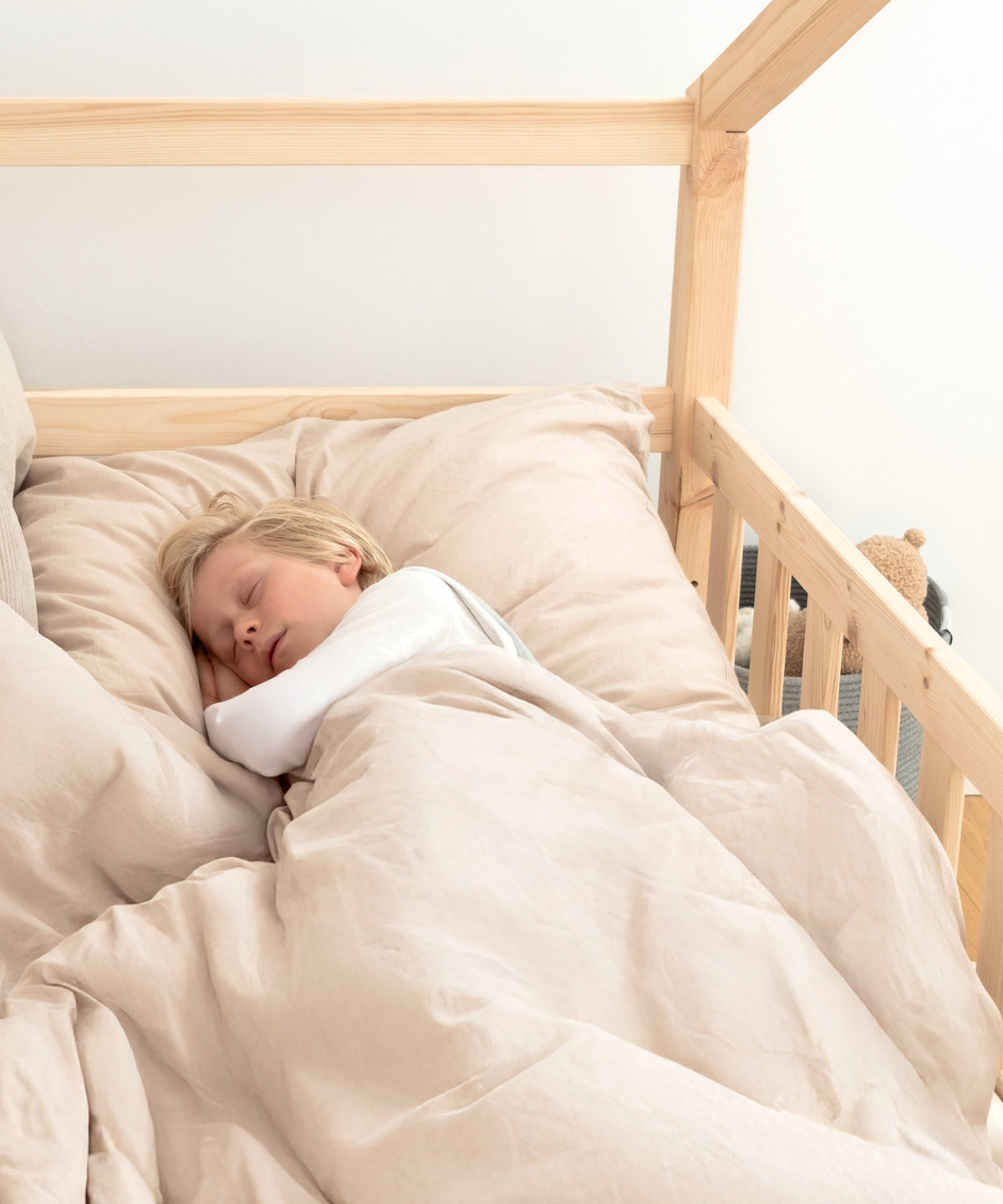 Kind schläft im Panorama Hausbett.