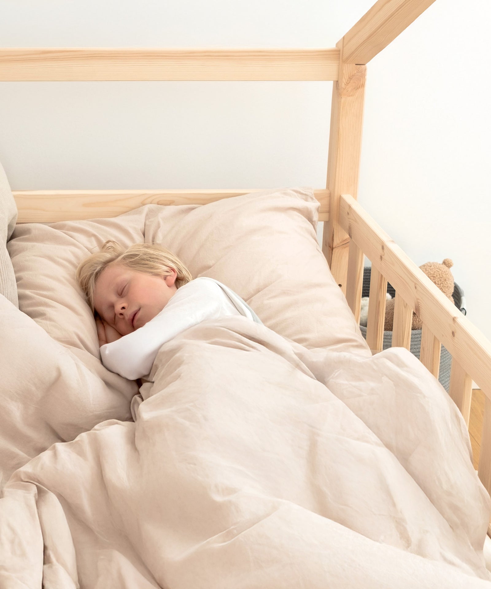 Kind schläft im Panorama Hausbett.