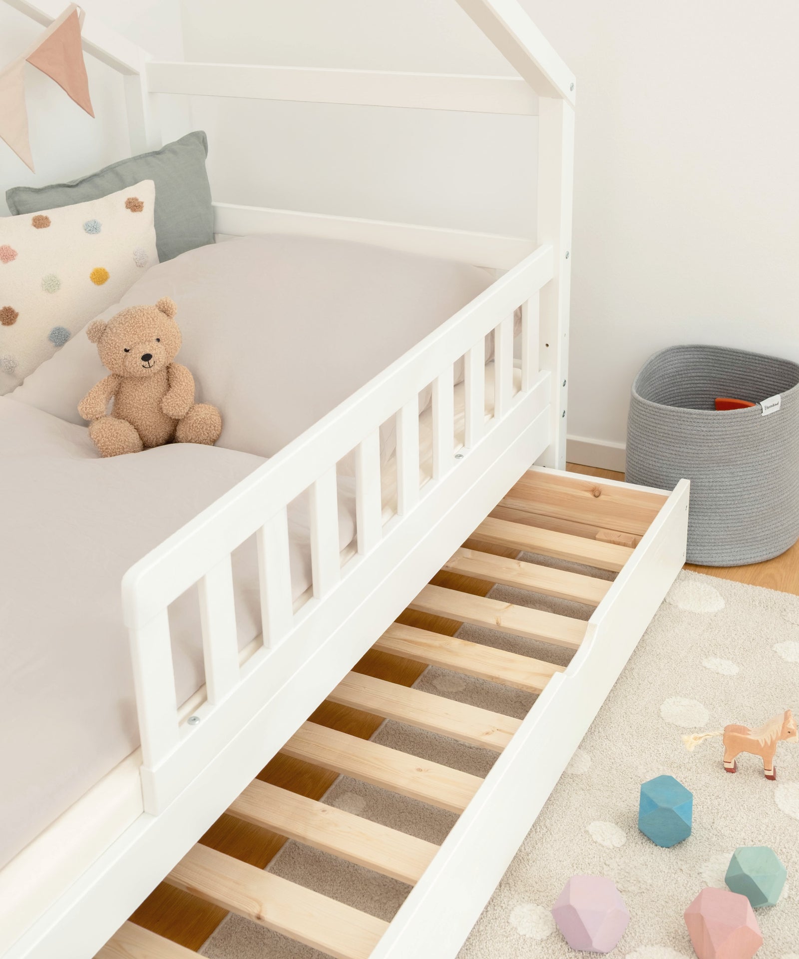 Extra Stauraum*Optionale Bettschubladen bieten zusätzlichen Stauraum für Bettzeug, Kleidung, Bücher oder Spielzeug.| Panorama Hausbett Kiefer Weiß mit Doppelschublade.