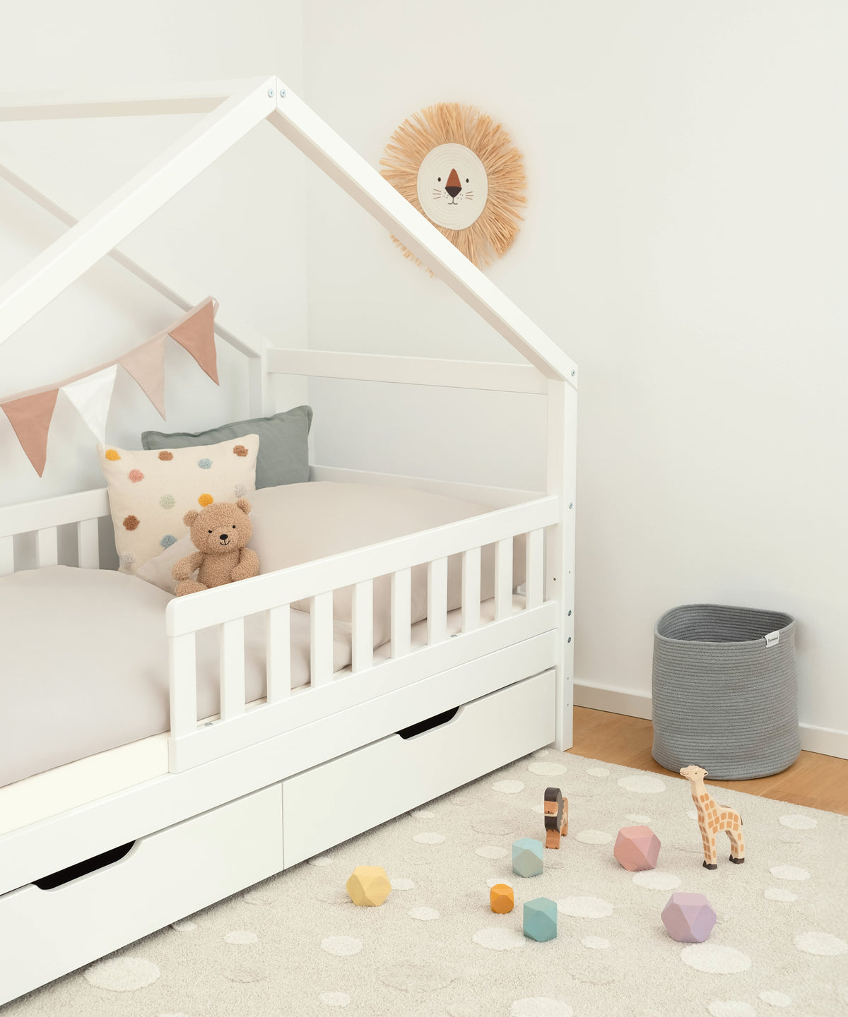 Panorama Hausbett Weiß mit Doppelschubladen als Rückzugsort für Kinder.