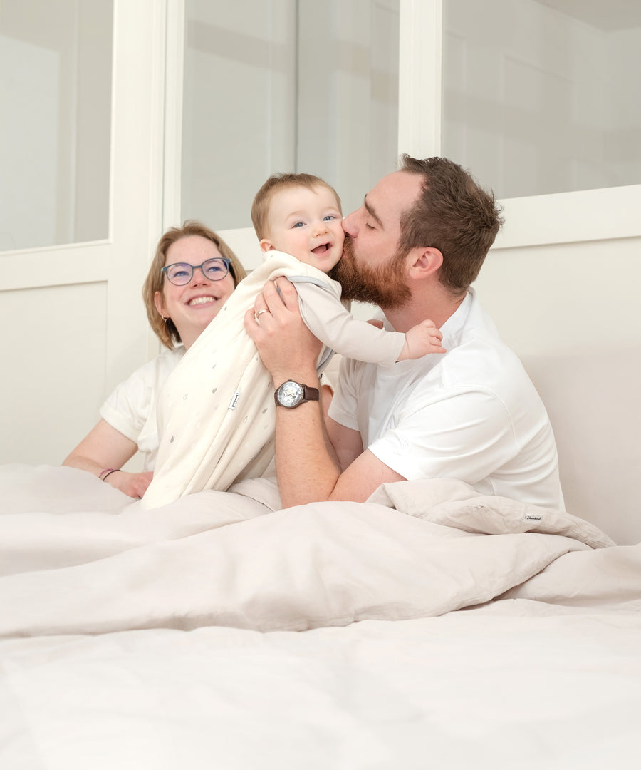 Eltern und Kind genießen gemeinsam entspannte Momente im Bett Plano aus Birke.