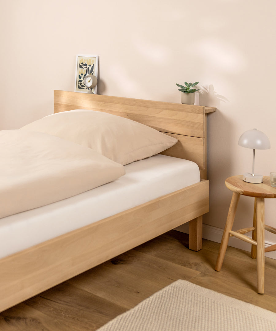 Alles jederzeit griffbreit*Die integrierte Ablage bietet Platz für Buch, Nachtlicht und alles, was ihr abends gerne direkt am Bett habt.|Kopfteil aus Buchenholz mit integrierter Ablage für Buch, Nachtlicht und weitere Dinge am Bett.