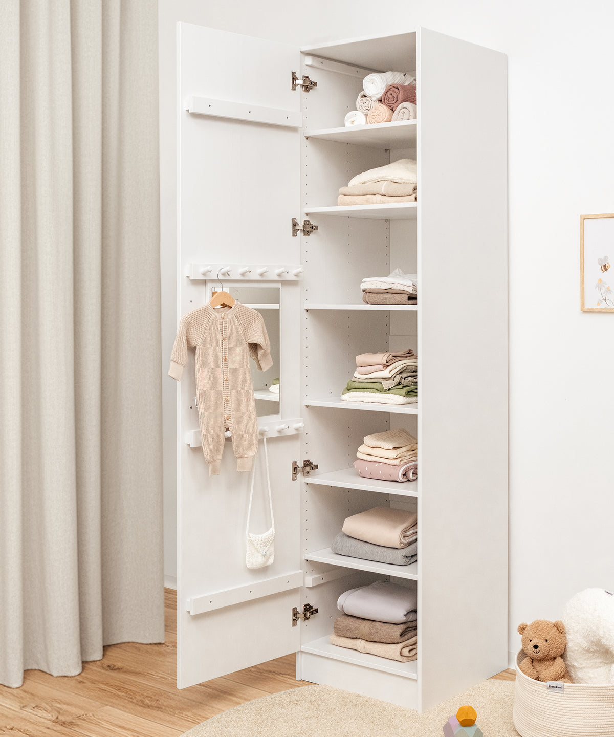 Schmaler Kleiderschrank ideal für kleine Kinderzimmer und Nischen.