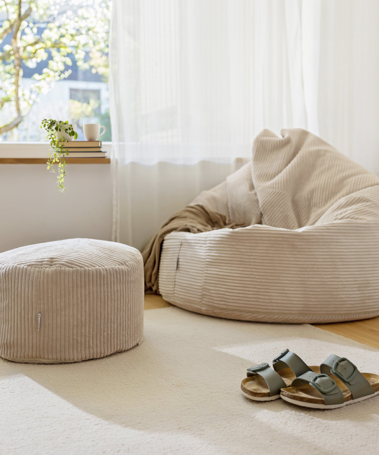 Als Ergänzung oder einzeln*Der Pouf ergänzt unseren Sitzsack als Fußablage, kann aber auch einzeln als Hocker, Sitzkissen oder Beistelltisch genutzt werden.|Cord Pouf als Fußablage, Sitzhocker oder Beistelltisch im Kinderzimmer