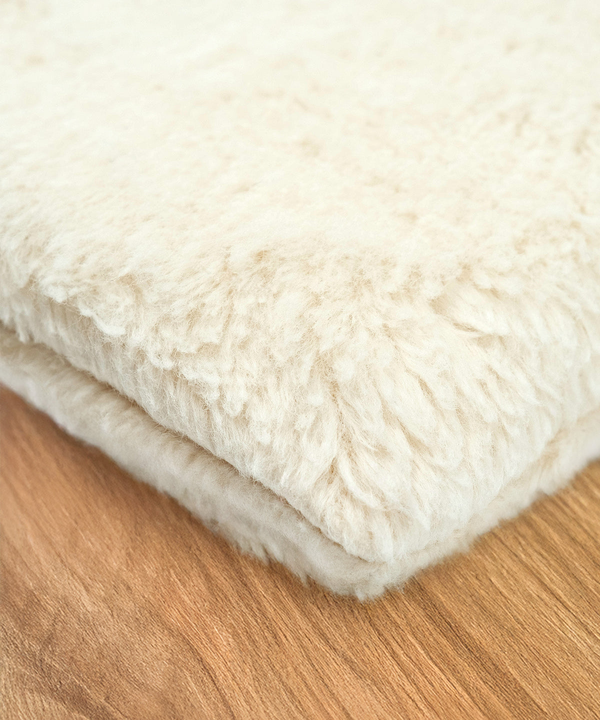 Gemacht für zarte Kinderhaut*Das Kissen aus 100% Bio-Baumwolle mit waschbarem Teddy-Bezug ist anschmiegsam und besonders sanft zu empfindlicher Babyhaut.| Nahaufnahme Kirschkernkissen Quadrat Teddy.