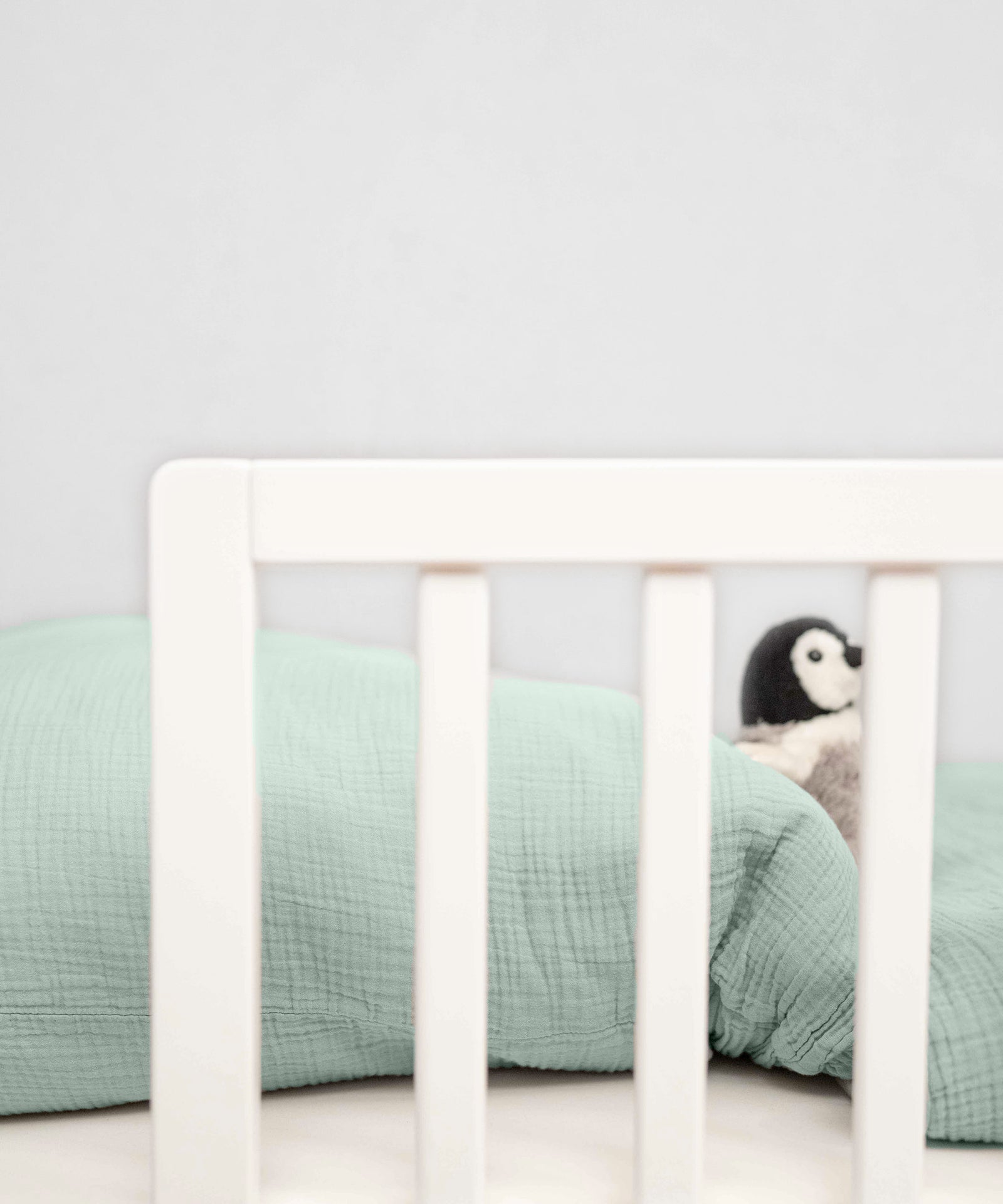 Rausfallschutz Weiß an Kinderbett.