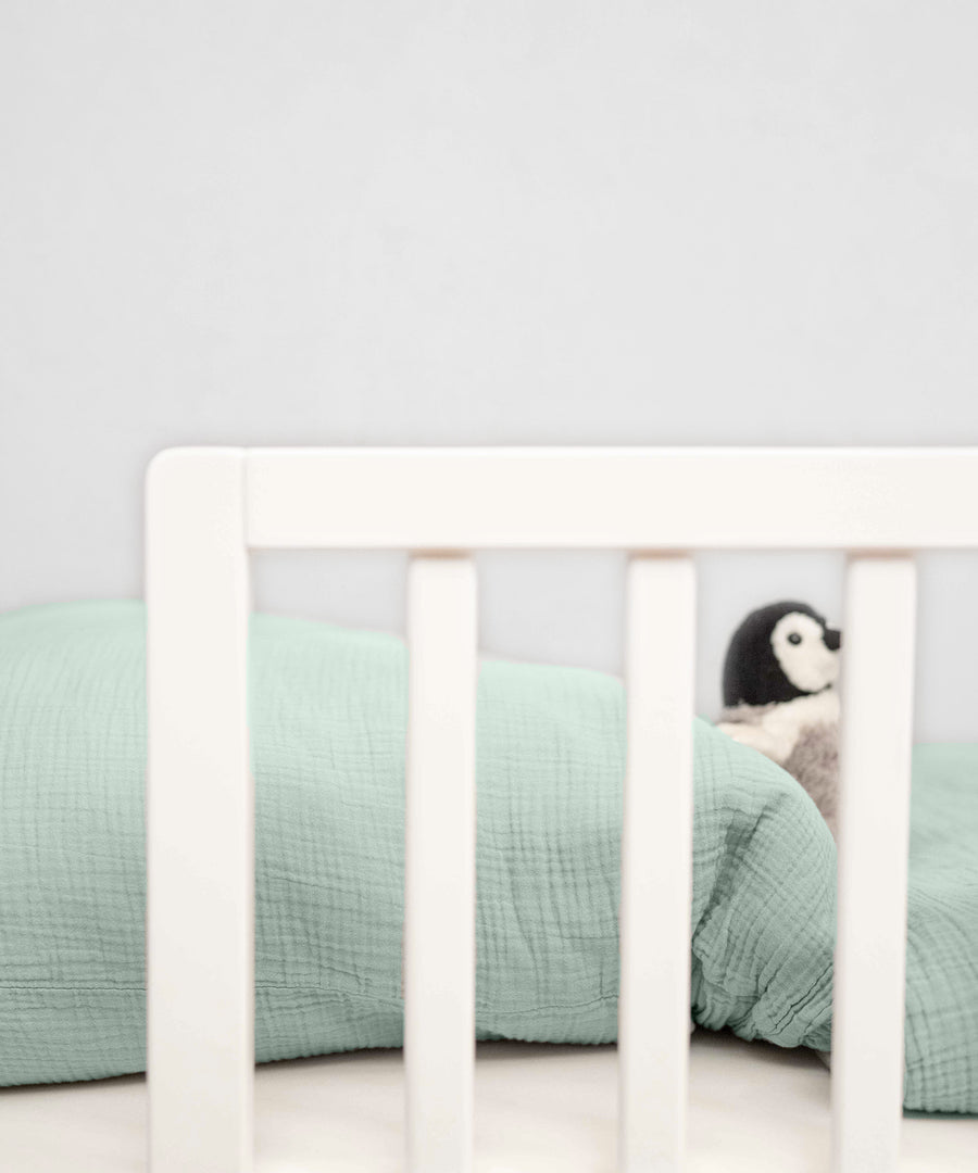 Rausfallschutz Weiß an Kinderbett.