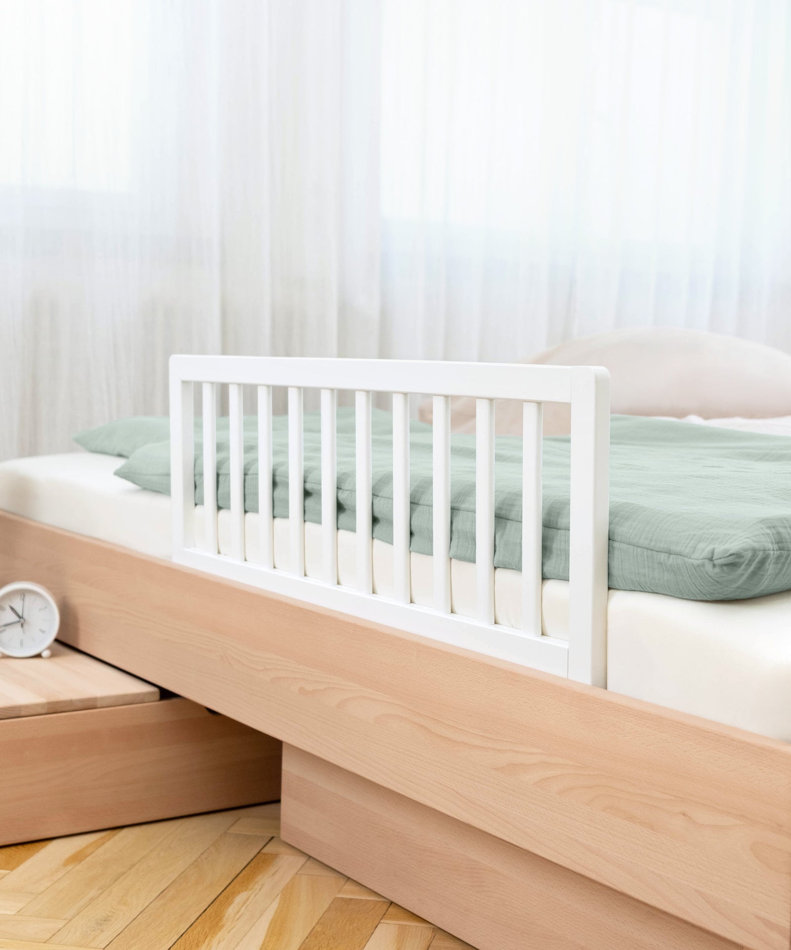 Schnell montiert & einsatzbereit*Der Rausfallschutz wird direkt einsatzbereit geliefert und ist für die meisten Bettmodelle mit Bettrahmen geeignet.|Rausfallschutz in Kinderbett eingesetzt.