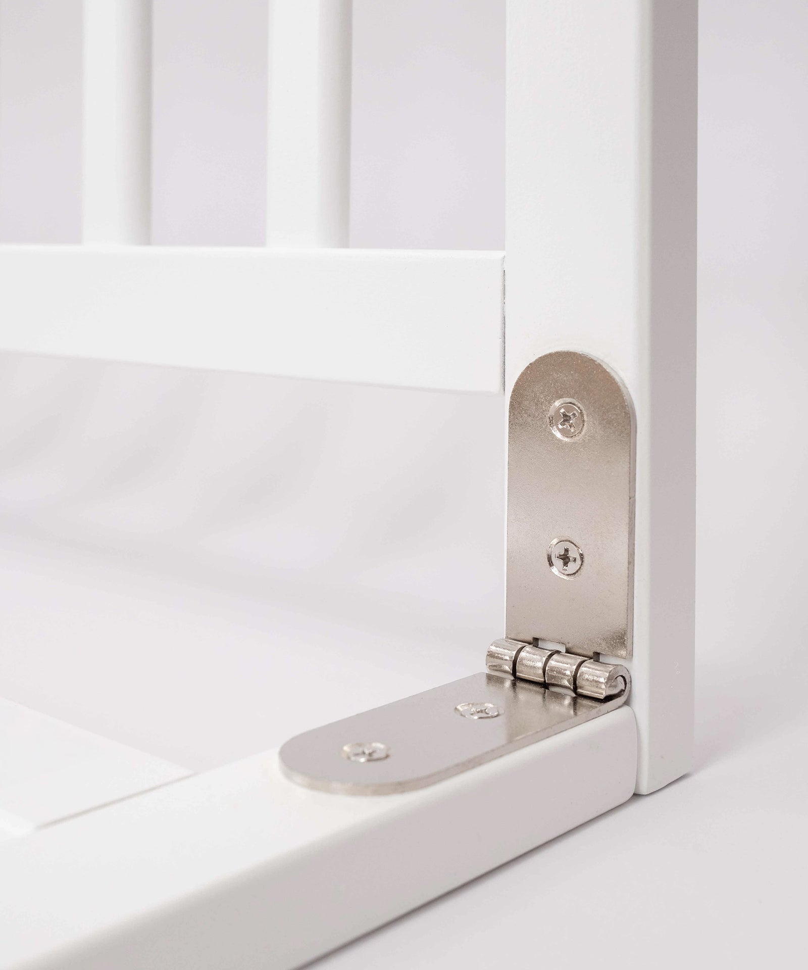 Praktisch zusammenklappbar*Der Rausfallschutz lässt sich flach zusammenklappen – besonders praktisch für unterwegs und eine platzsparende Aufbewahrung.|Nahaufnahme Scharnier als Klappmechanismus.