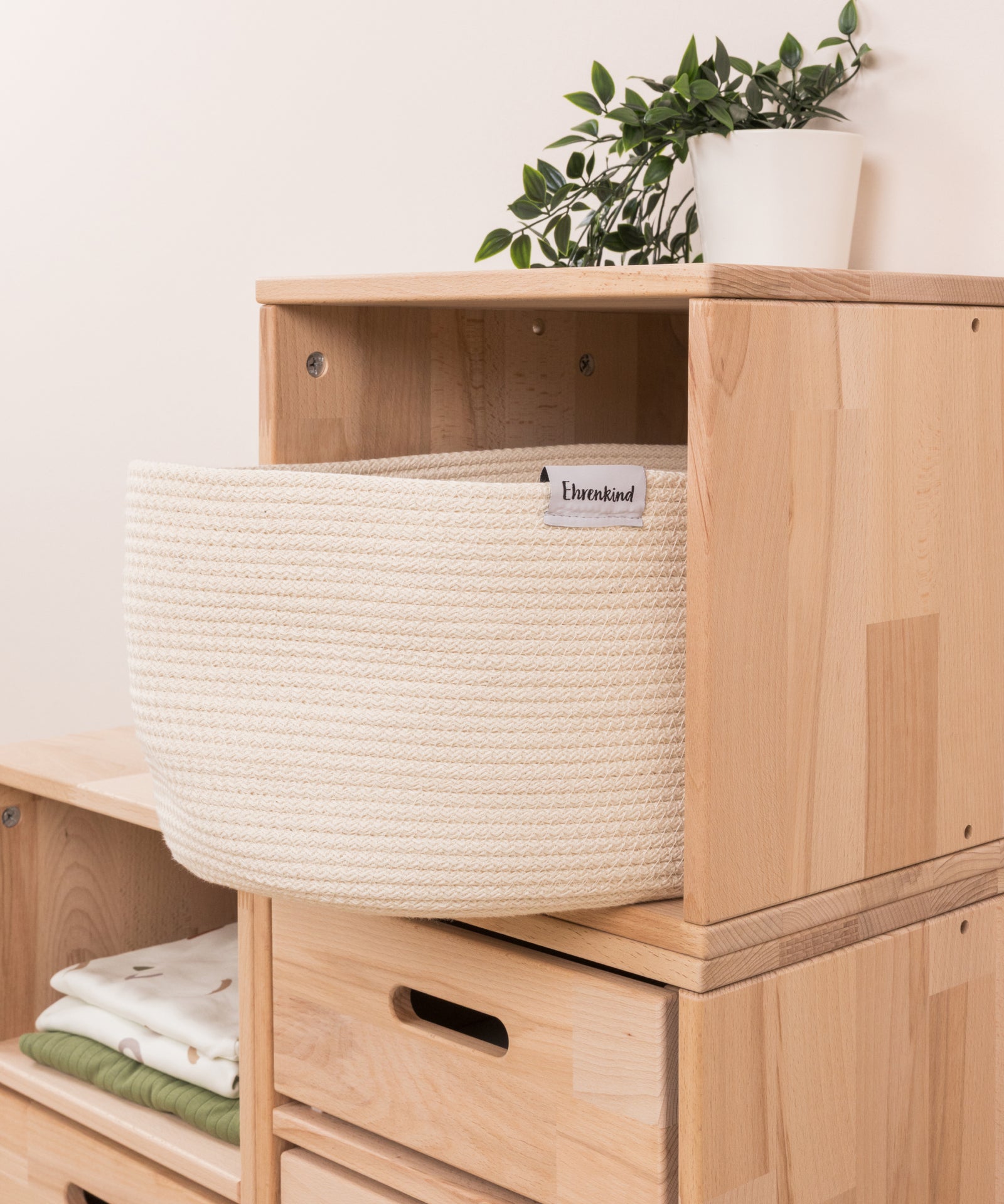 Regalsystem aus Buche schafft übersichtlichen Stauraum im Kinderzimmer.