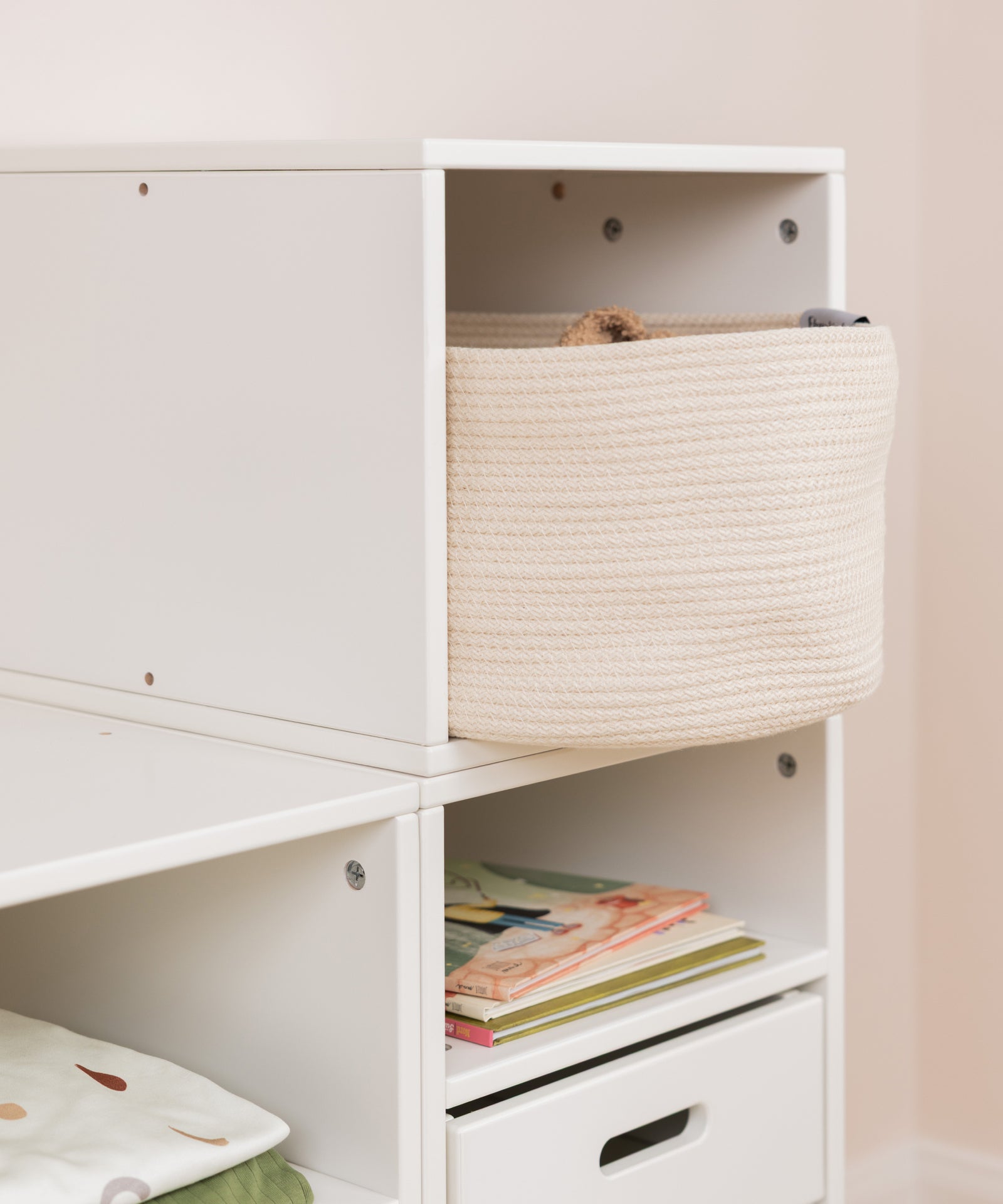 Regalsystem aus Buche Weiß schafft übersichtlichen Stauraum im Kinderzimmer.